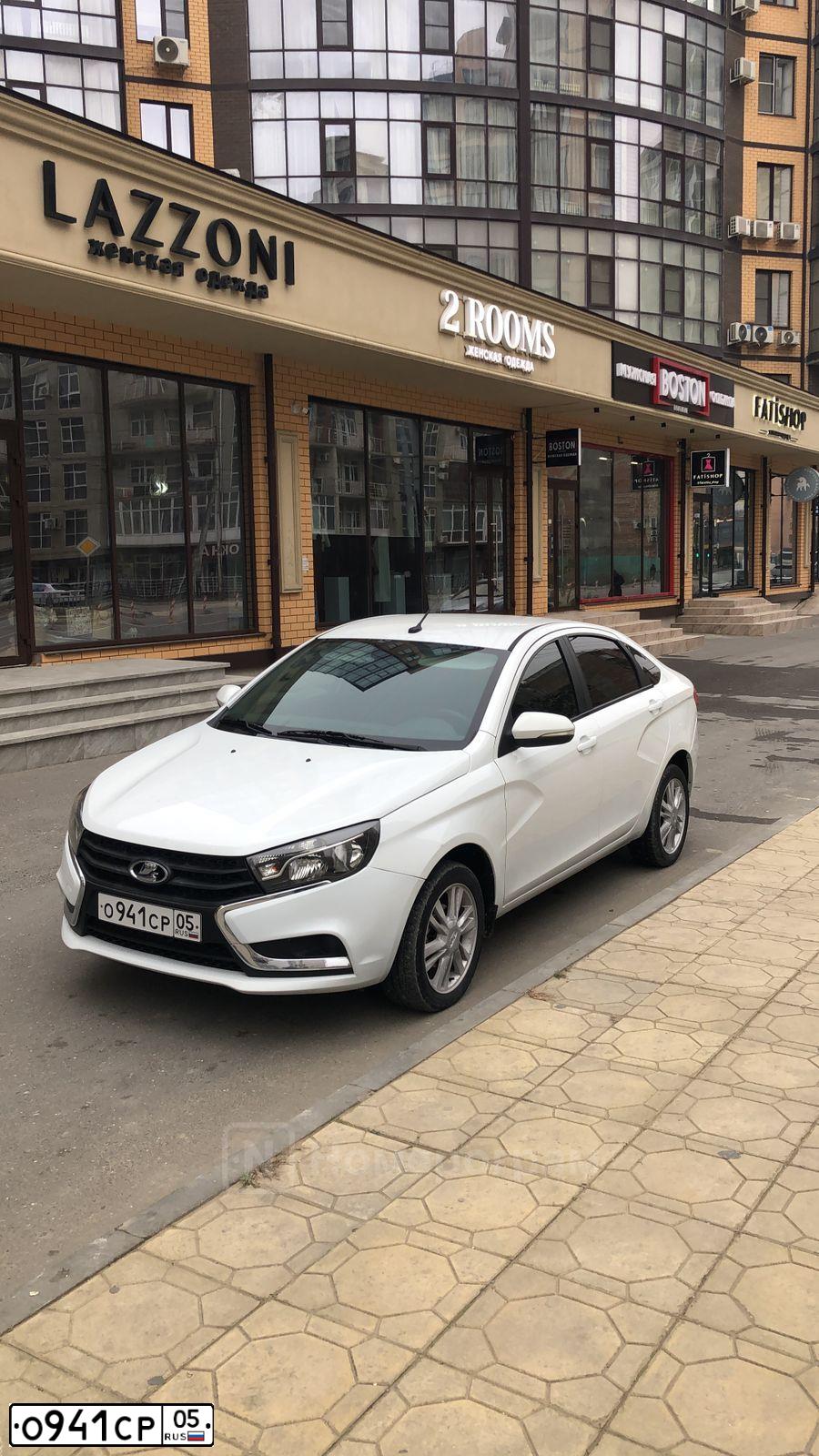 Фото автомобиля LADA VESTA, 2017 — госномер У044РР05. Цвет: БЕЛЫЙ