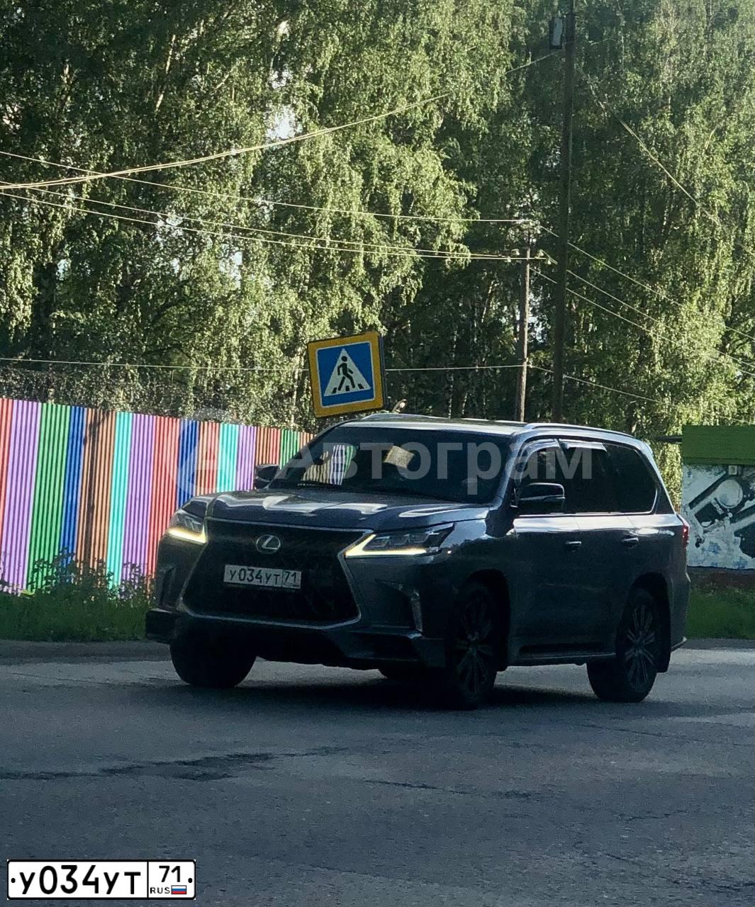Фото автомобиля LEXUS LX570, 2019 — госномер Р164РС124. Цвет: СЕРЫЙ