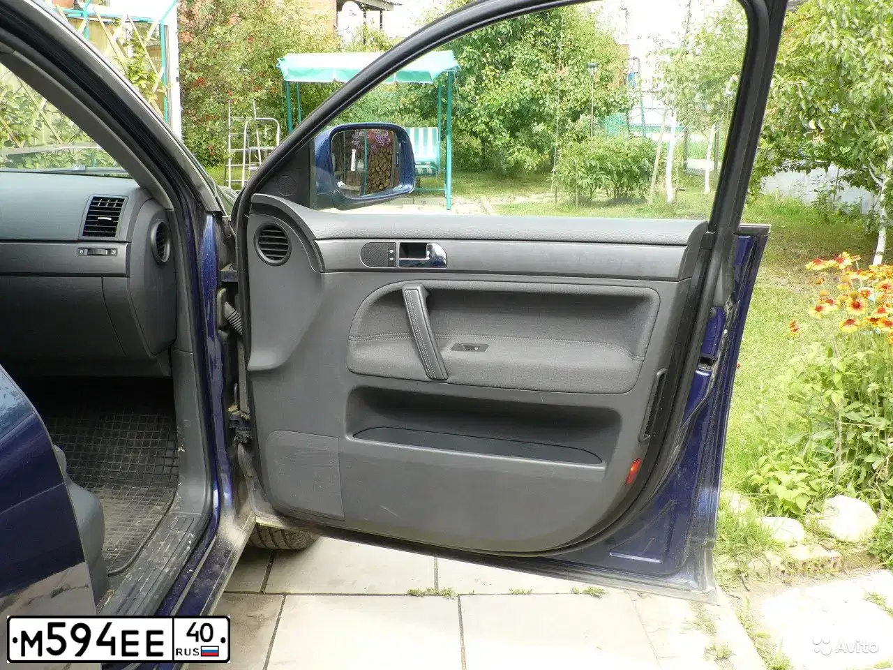 Фото автомобиля VOLKSWAGEN TOUAREG, 2005 — госномер М777ЕТ40. Цвет: ТЕМНО-СИНИЙ