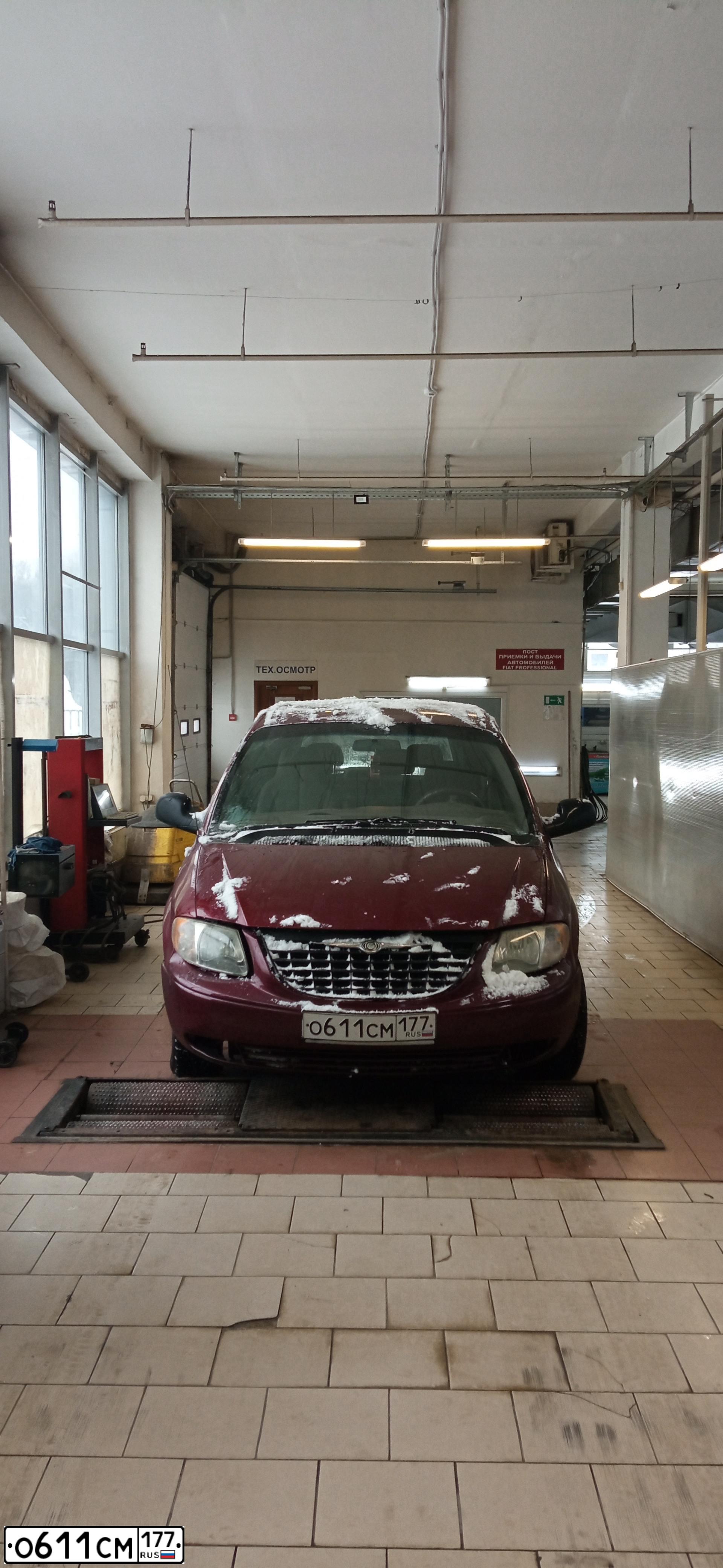 Фото автомобиля CHRYSLER VOYAGER, 2002 — госномер Т919СР790. Цвет: КРАСНЫЙ (ТЕМНО-КРАСНЫЙ)
