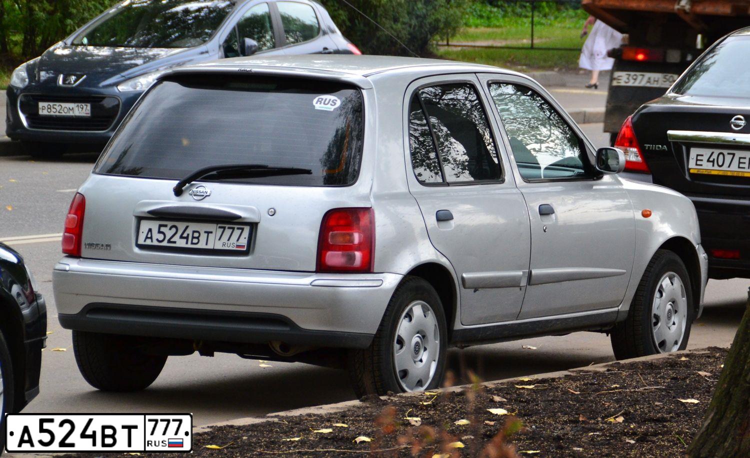 Фото автомобиля NISSAN MICRA, 2001 — госномер К958ОВ790. Цвет: БЕЛЫЙ СЕРЕБРИСТЫЙ