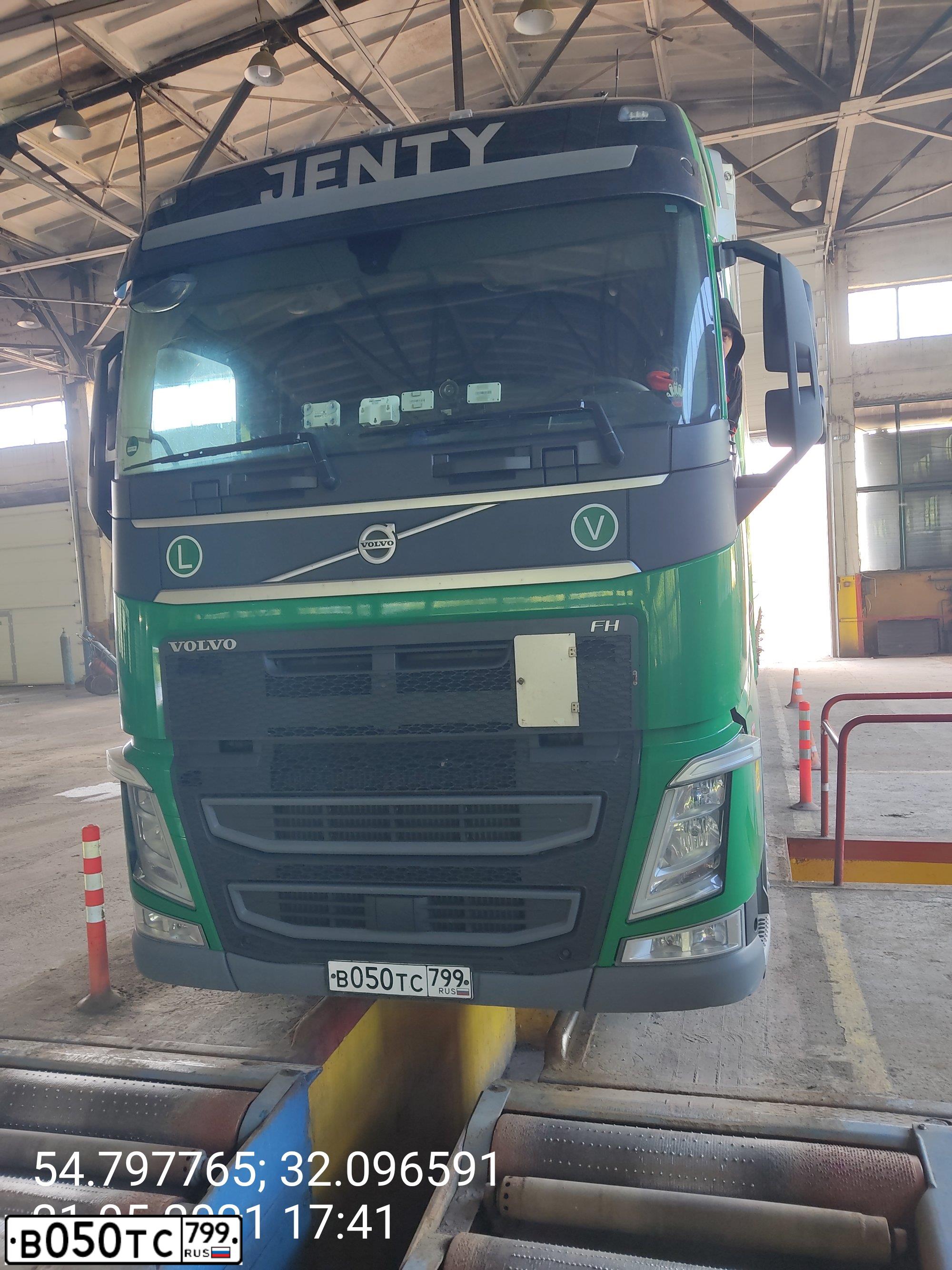 Фото автомобиля VOLVO SERIE FH /4X2/, 2020 — госномер В050ТС799. Цвет: ЗЕЛЕНЫЙ