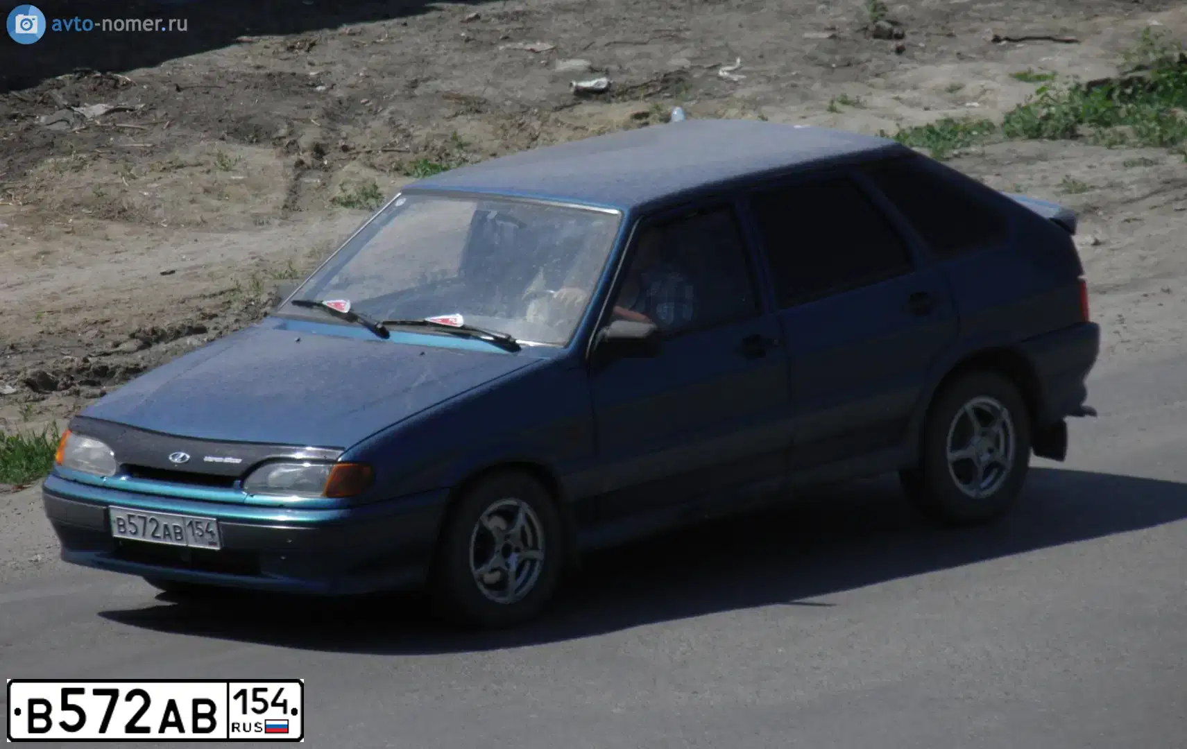 Фото автомобиля LADA 2114 SAMARA, 2004 — госномер В572АВ154. Цвет: СИНЕ ЗЕЛЕНЫЙ