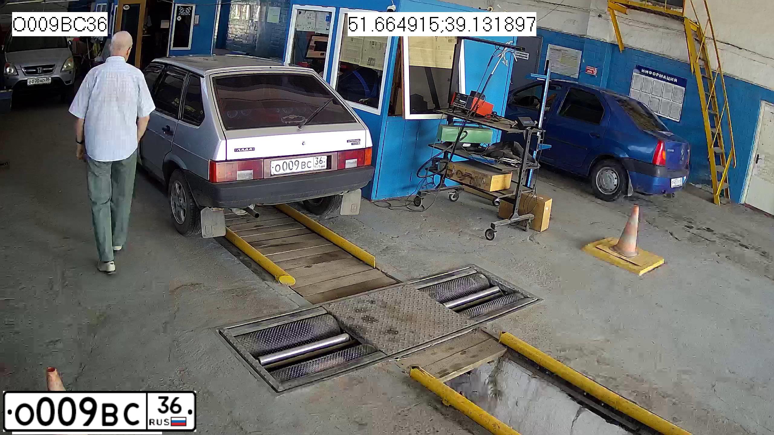 Фото автомобиля LADA 2109 SAMARA, 2003 — госномер О009ВС36. Цвет: СЕРЕБРИСТЫЙ