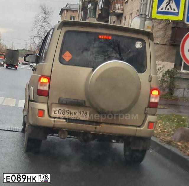 Фото автомобиля UAZ 3163 PATRIOT, 2011 — госномер Е089НК178. Цвет: ЖЕЛТЫЙ
