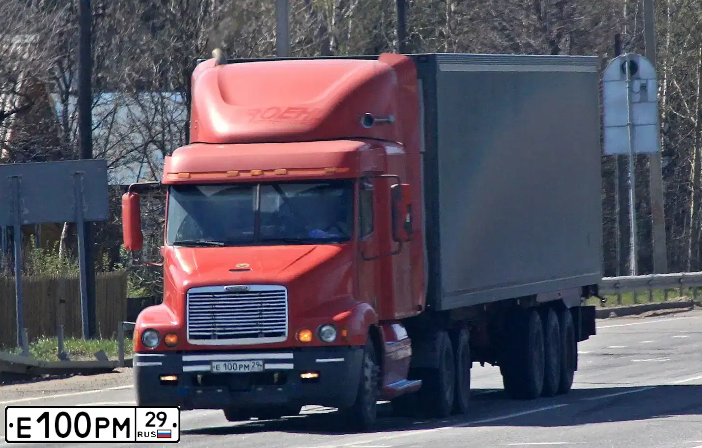 Фото автомобиля FREIGHTLINER CENTURY S/T, 1999 — госномер Е100РМ29. Цвет: Красный