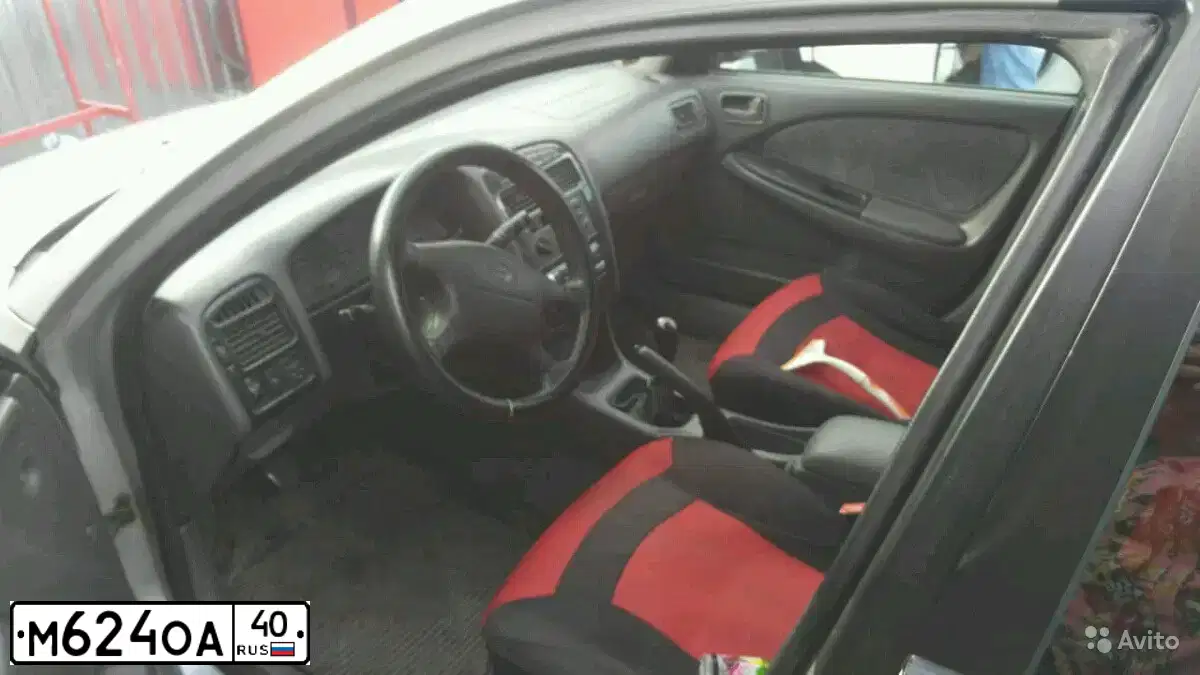 Фото автомобиля TOYOTA AVENSIS, 1999 — госномер М624ОА40. Цвет: СЕРЫЙ