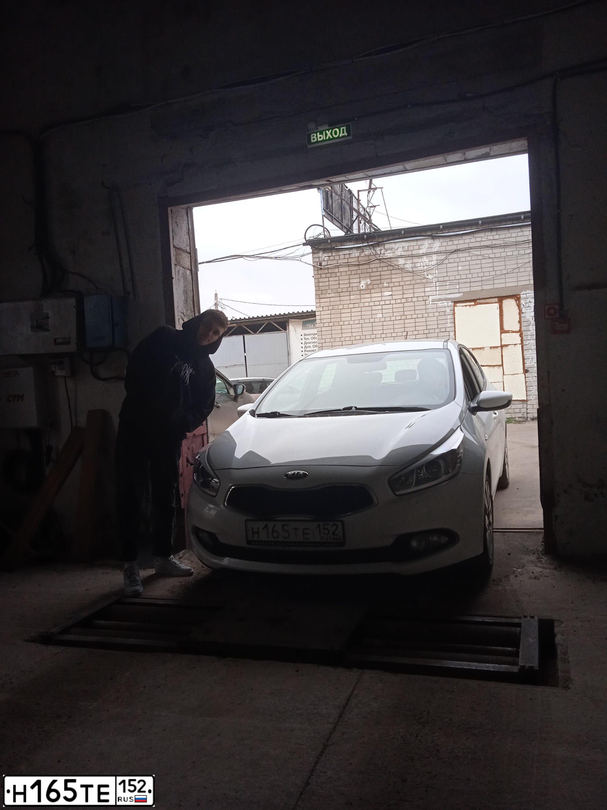 Фото автомобиля KIA CEE'D, 2015 — госномер Е735ТВ797. Цвет: Белый