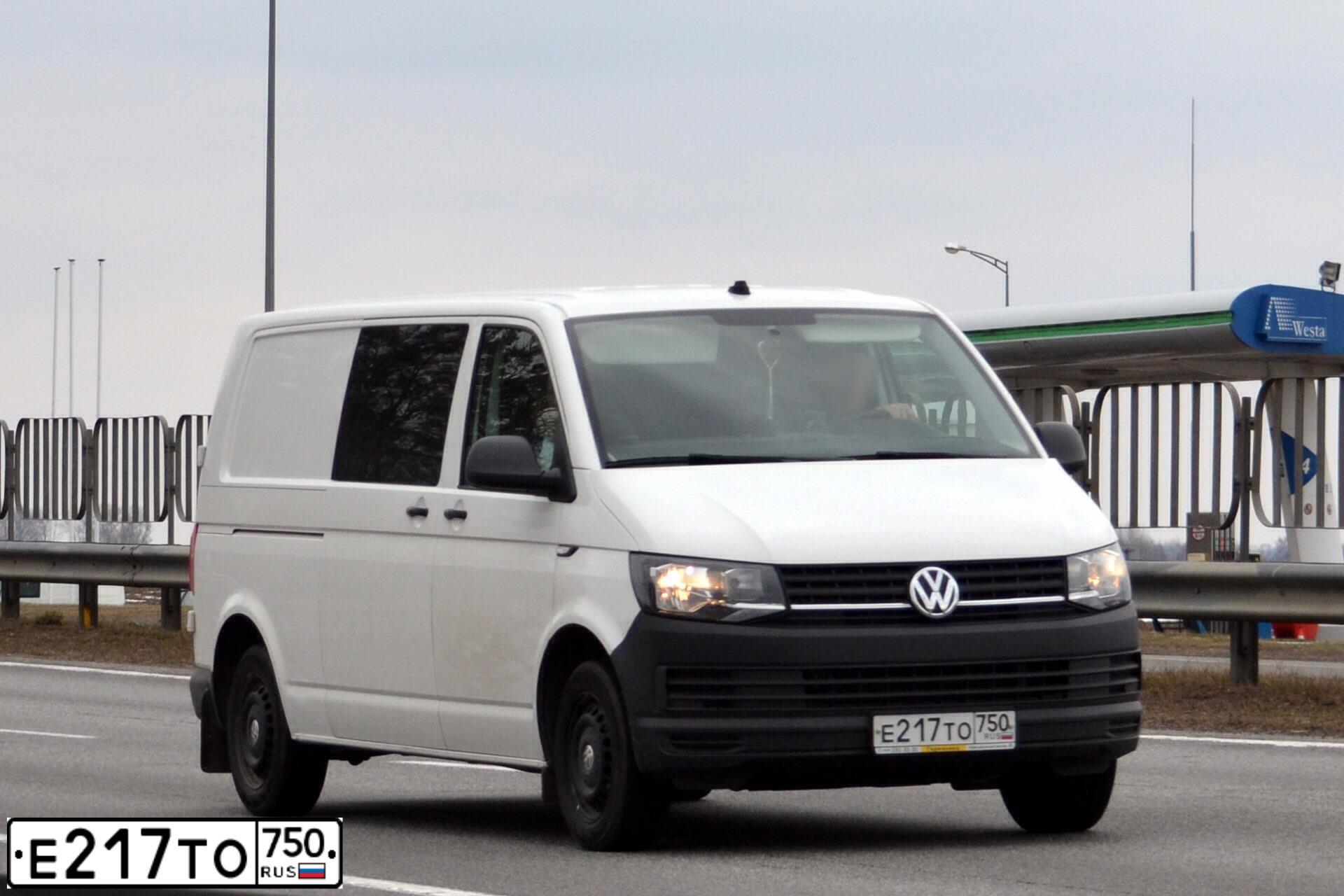 Фото автомобиля VOLKSWAGEN TRANSPORTER, 2018 — госномер Е217ТО750. Цвет: БЕЛЫЙ