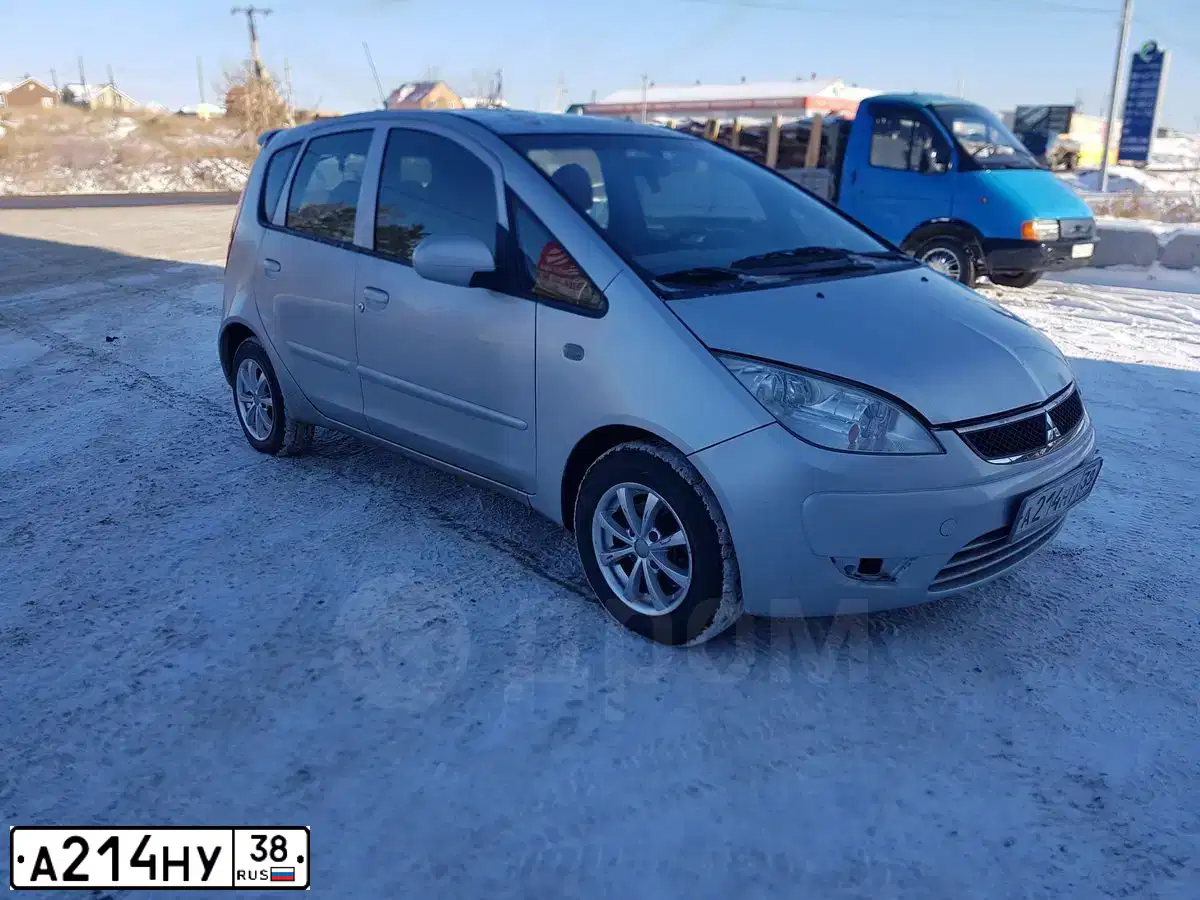 Фото автомобиля MITSUBISHI COLT, 2005 — госномер А214НУ38. Цвет: серебристый