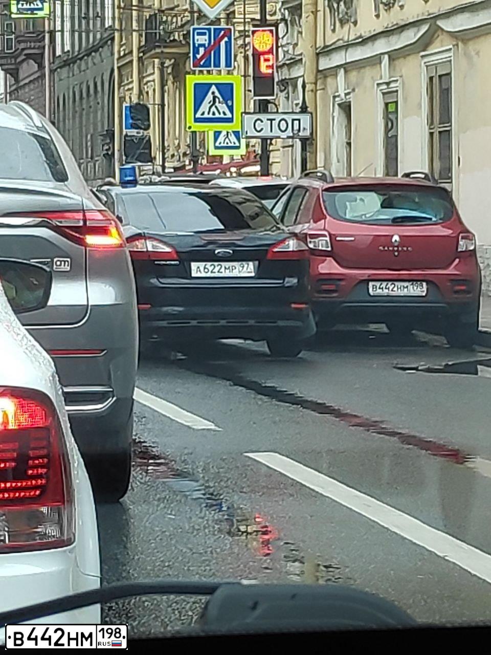 Фото автомобиля RENAULT SANDERO, 2019 — госномер В442НМ198. Цвет: КРАСНЫЙ