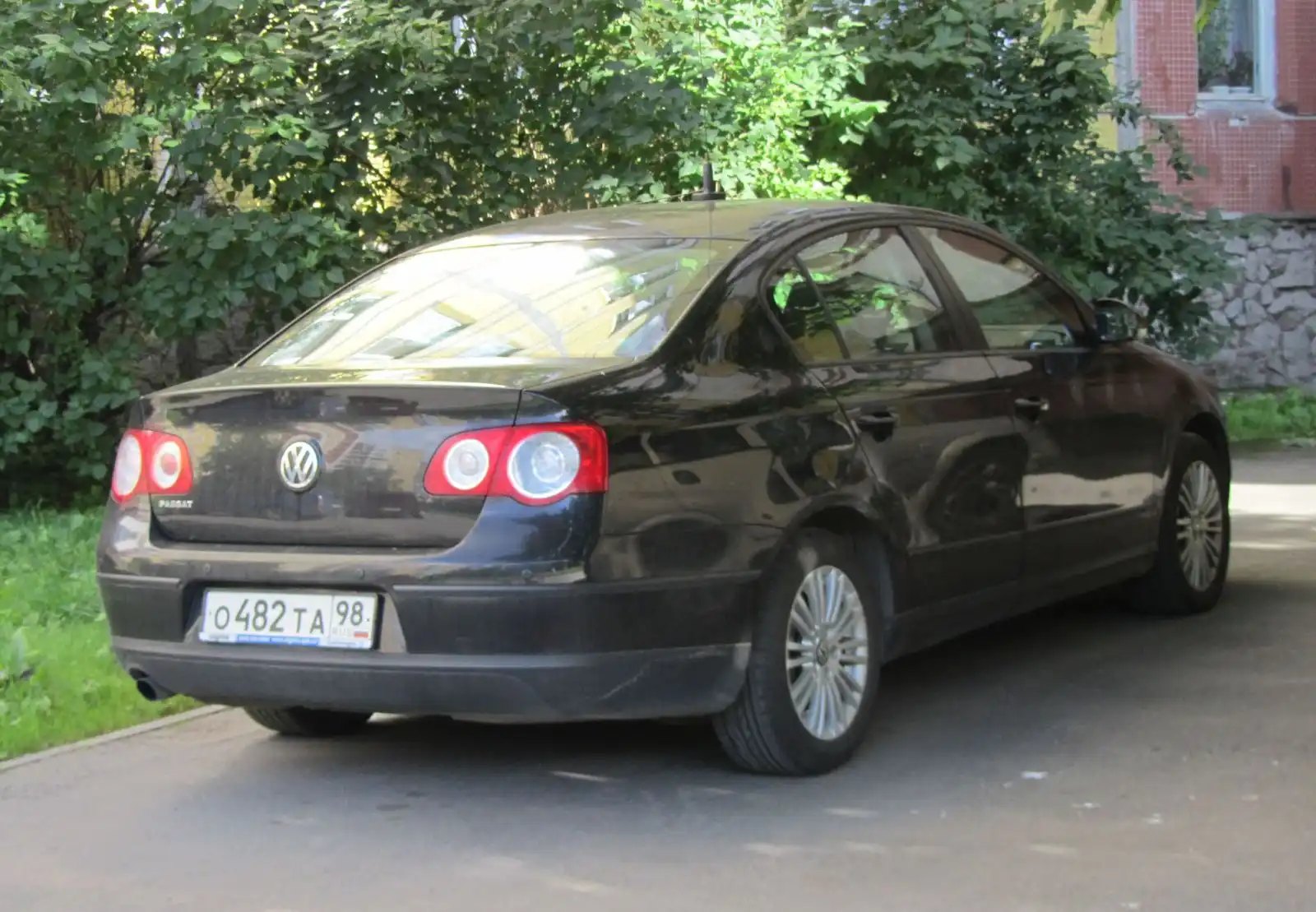 Фото автомобиля VOLKSWAGEN PASSAT, 2010 — госномер О482ТА98. Цвет: ЧЕРНЫЙ