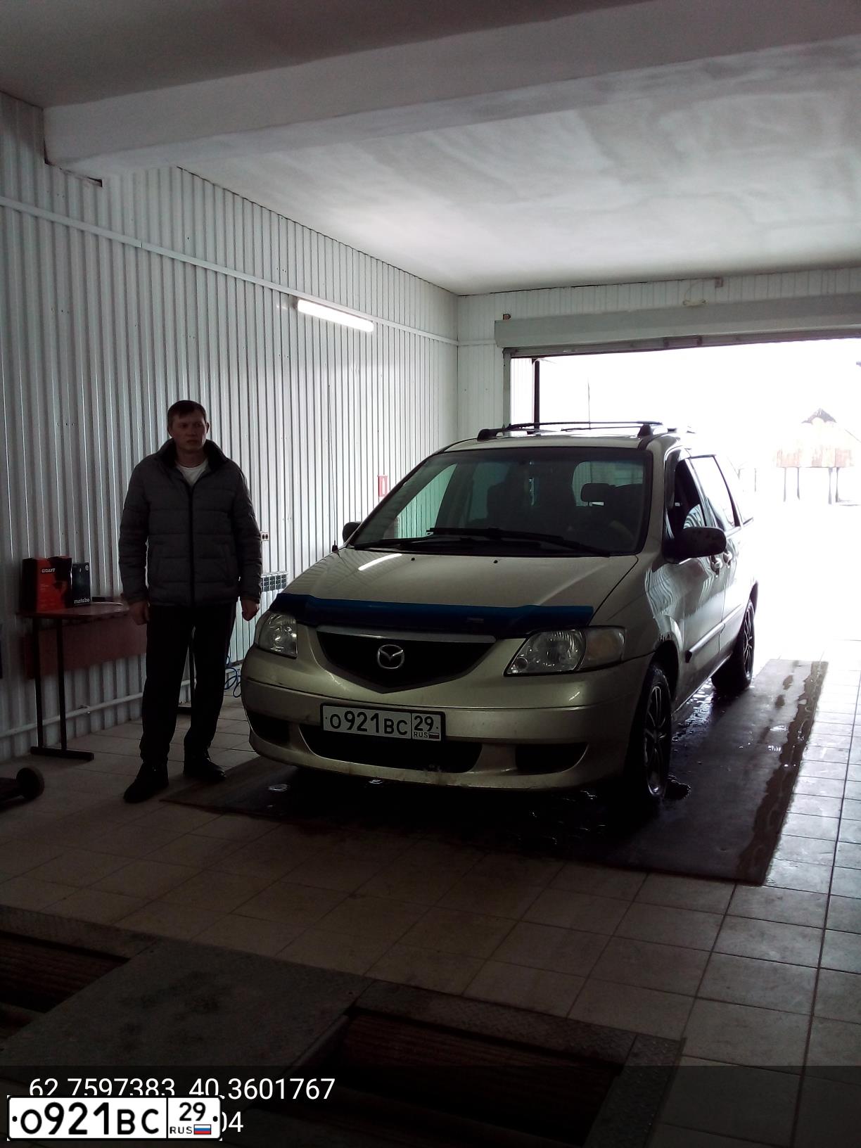 Фото автомобиля MAZDA MPV, 2002 — госномер У104ЕТ197. Цвет: ЗОЛОТИСТЫЙ