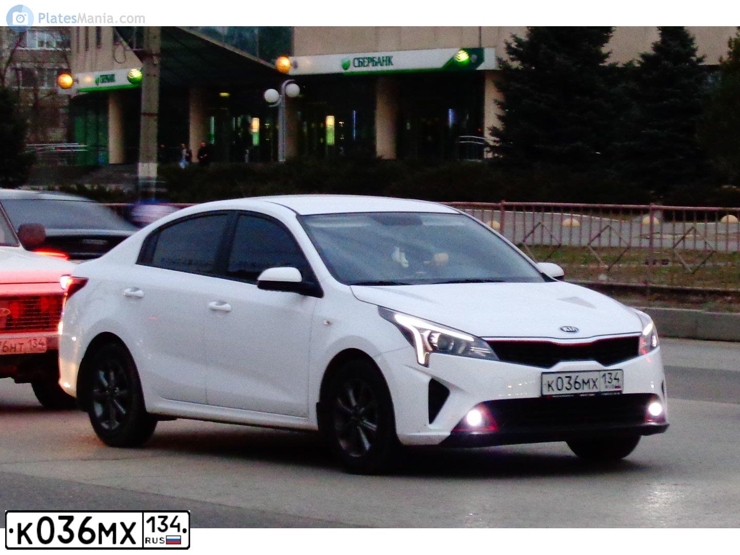 Фото автомобиля KIA RIO, 2021 — госномер К036МХ134. Цвет: Белый