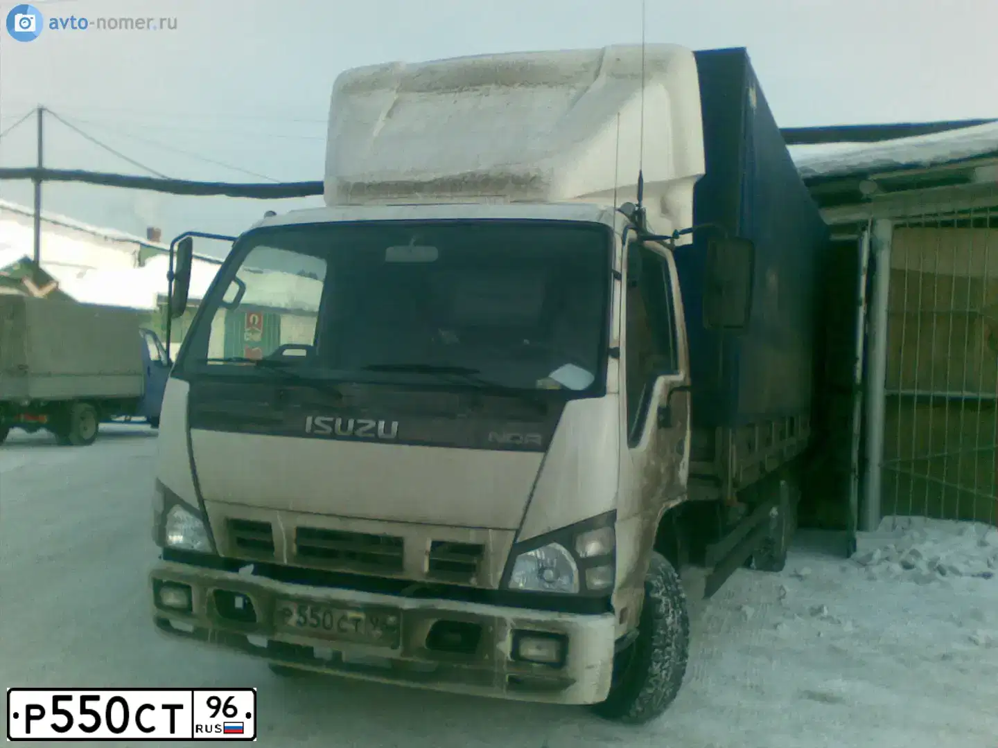 Фото автомобиля ISUZU NQR, 2010 — госномер Р550СТ96. Цвет: БЕЛЫЙ