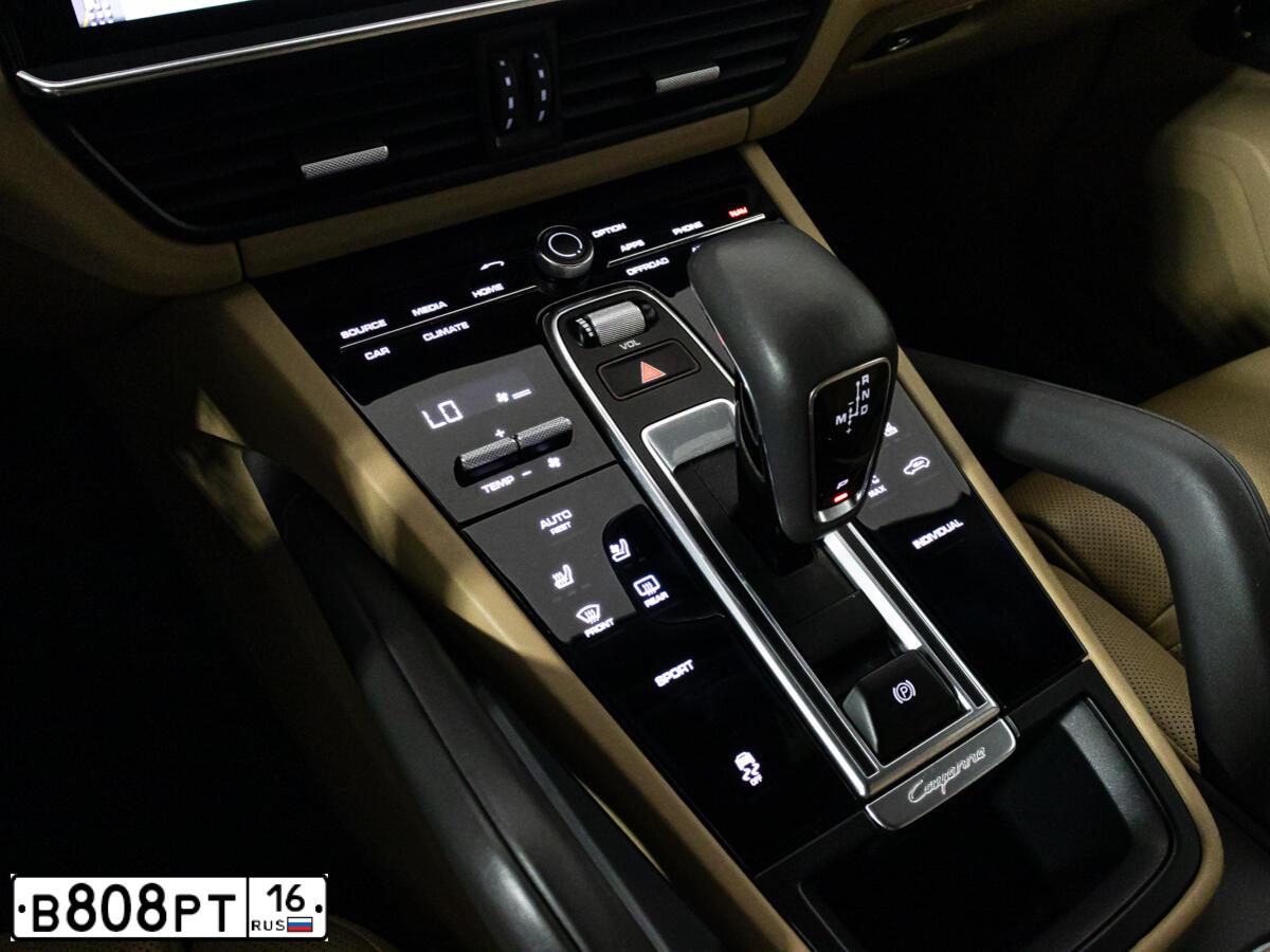 Фото автомобиля PORSCHE CAYENNE, 2018 — госномер О858УА33. Цвет: БЕЖЕВЫЙ