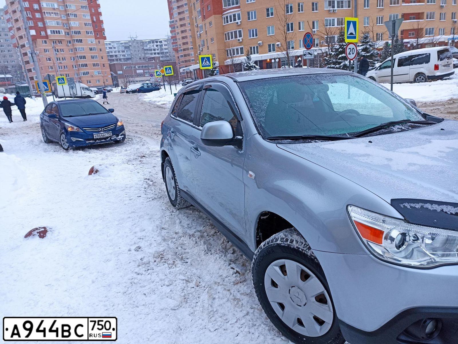 Фото автомобиля HYUNDAI SOLARIS, 2015 — госномер А944ВС750. Цвет: СИНИЙ