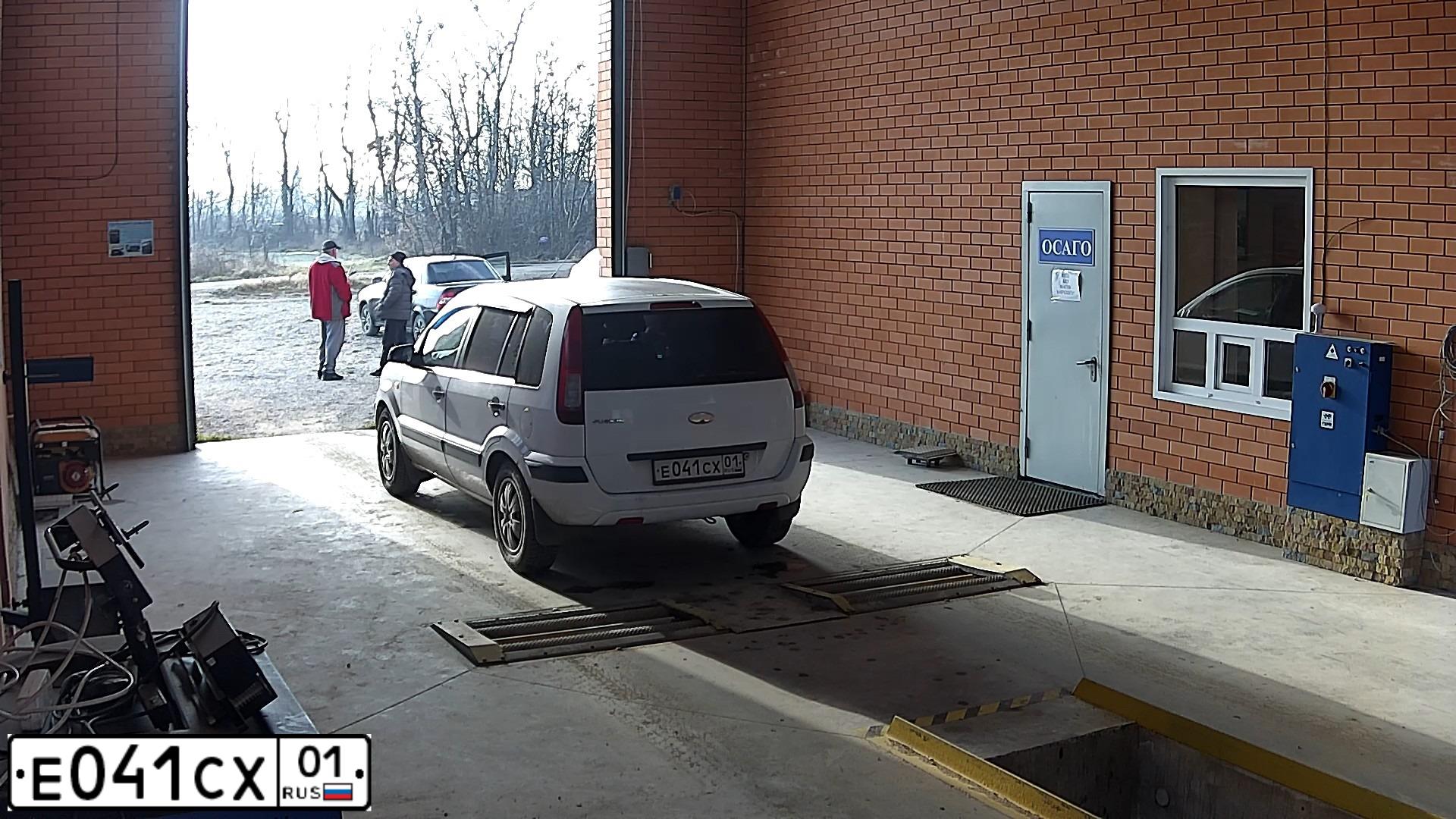 Фото автомобиля FORD FUSION, 2008 — госномер Е041СХ01. Цвет: БЕЛЫЙ