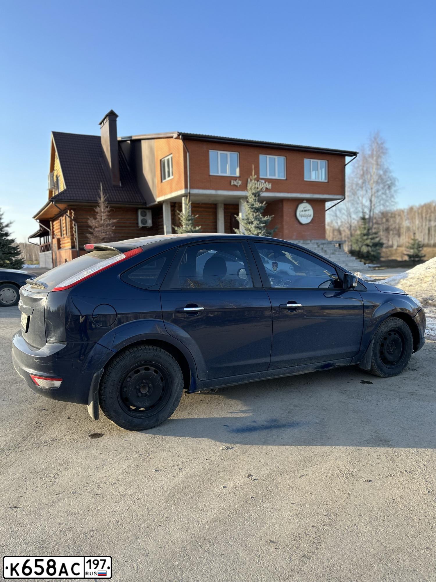 Фото автомобиля FORD FOCUS, 2010 — госномер В151НА92. Цвет: Темно-синий
