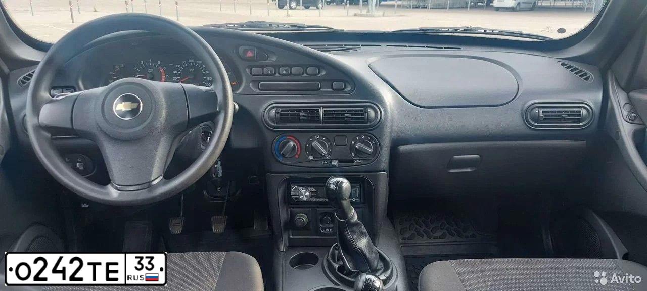 Фото автомобиля CHEVROLET NIVA, 2013 — госномер О242ТЕ33. Цвет: ЯРКО-БЕЛЫЙ