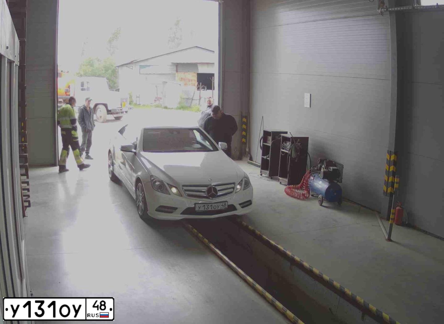 Фото автомобиля MERCEDES E-KLASSE, 2012 — госномер Е103МУ136. Цвет: Белый