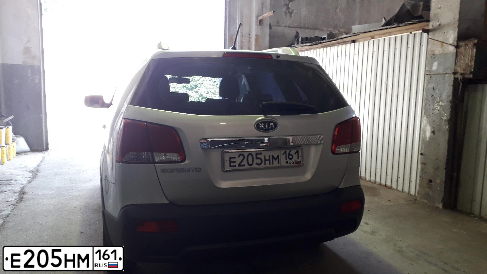 Фото автомобиля KIA SORENTO, 2011 — госномер Е205НМ161. Цвет: СЕРЕБРИСТЫЙ