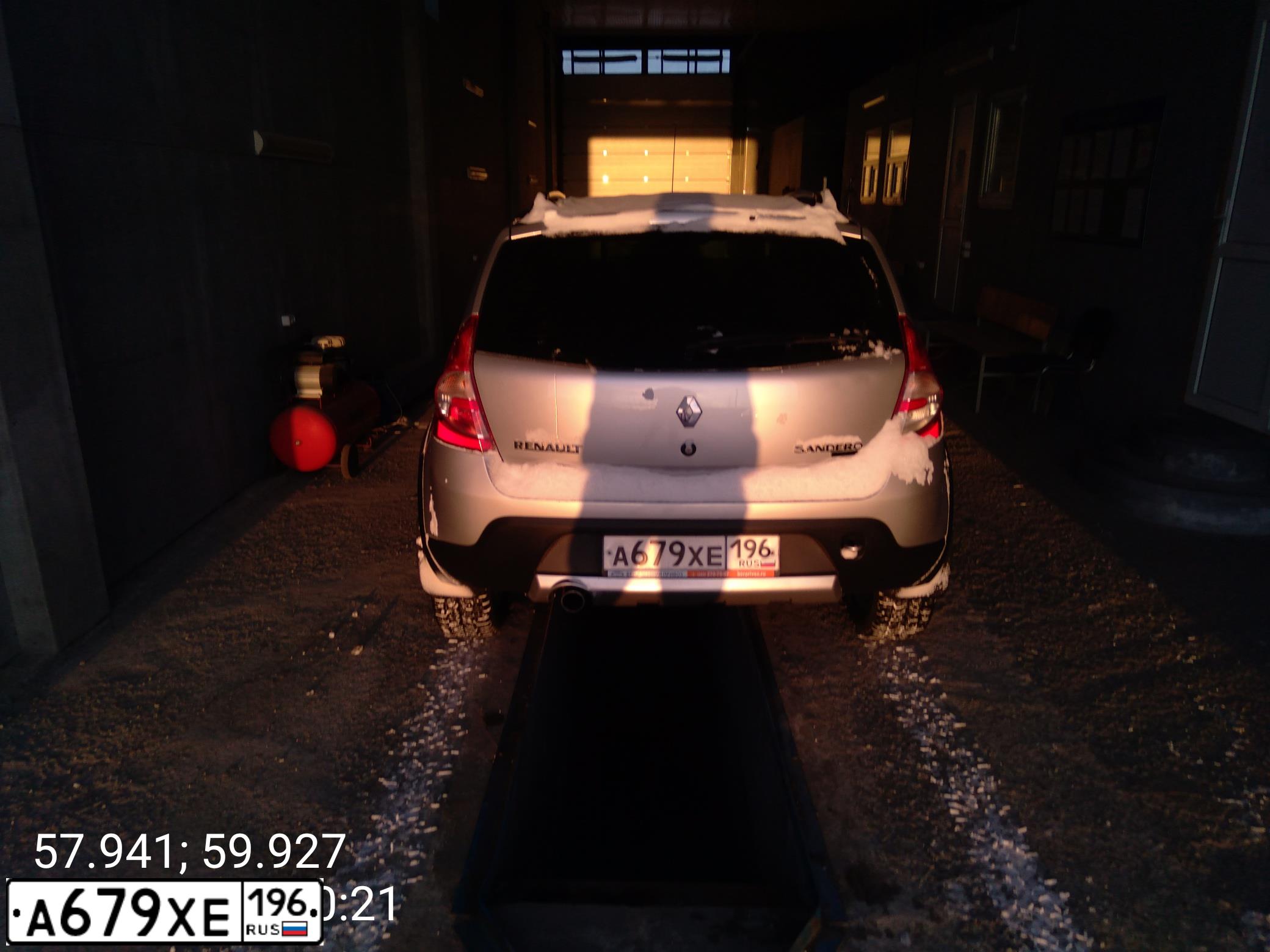 Фото автомобиля RENAULT SANDERO, 2013 — госномер Р653ОУ196. Цвет: СВЕТЛО-СЕРЫЙ