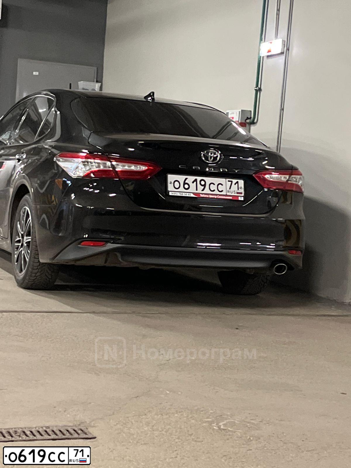 Фото автомобиля TOYOTA CAMRY, 2018 — госномер О619СС71. Цвет: ЧЕРНЫЙ МЕТАЛЛИК