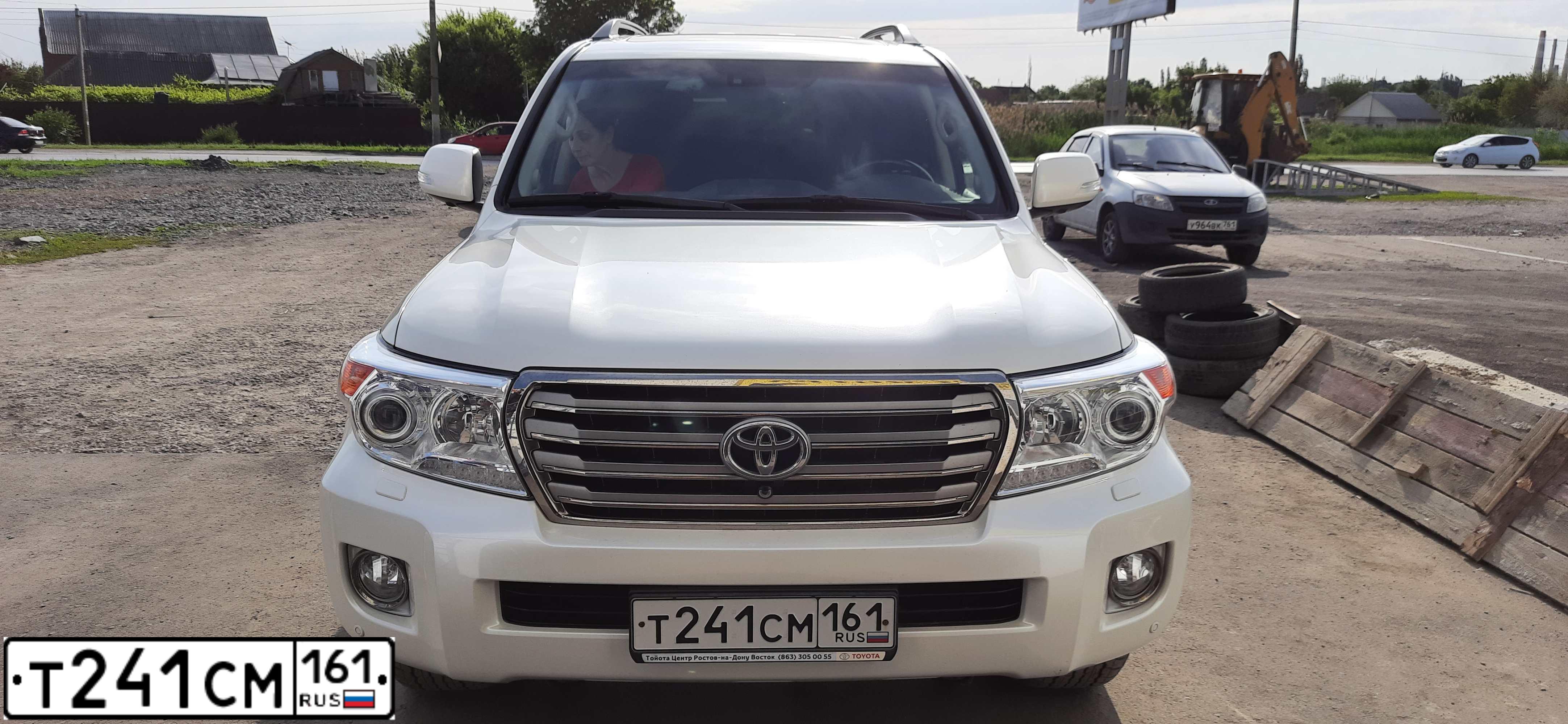 Фото автомобиля TOYOTA LANDCRUISER 200, 2014 — госномер Т241СМ161. Цвет: БЕЛЫЙ