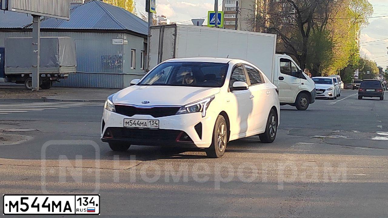 Фото автомобиля KIA RIO, 2021 — госномер М544МА134. Цвет: Белый