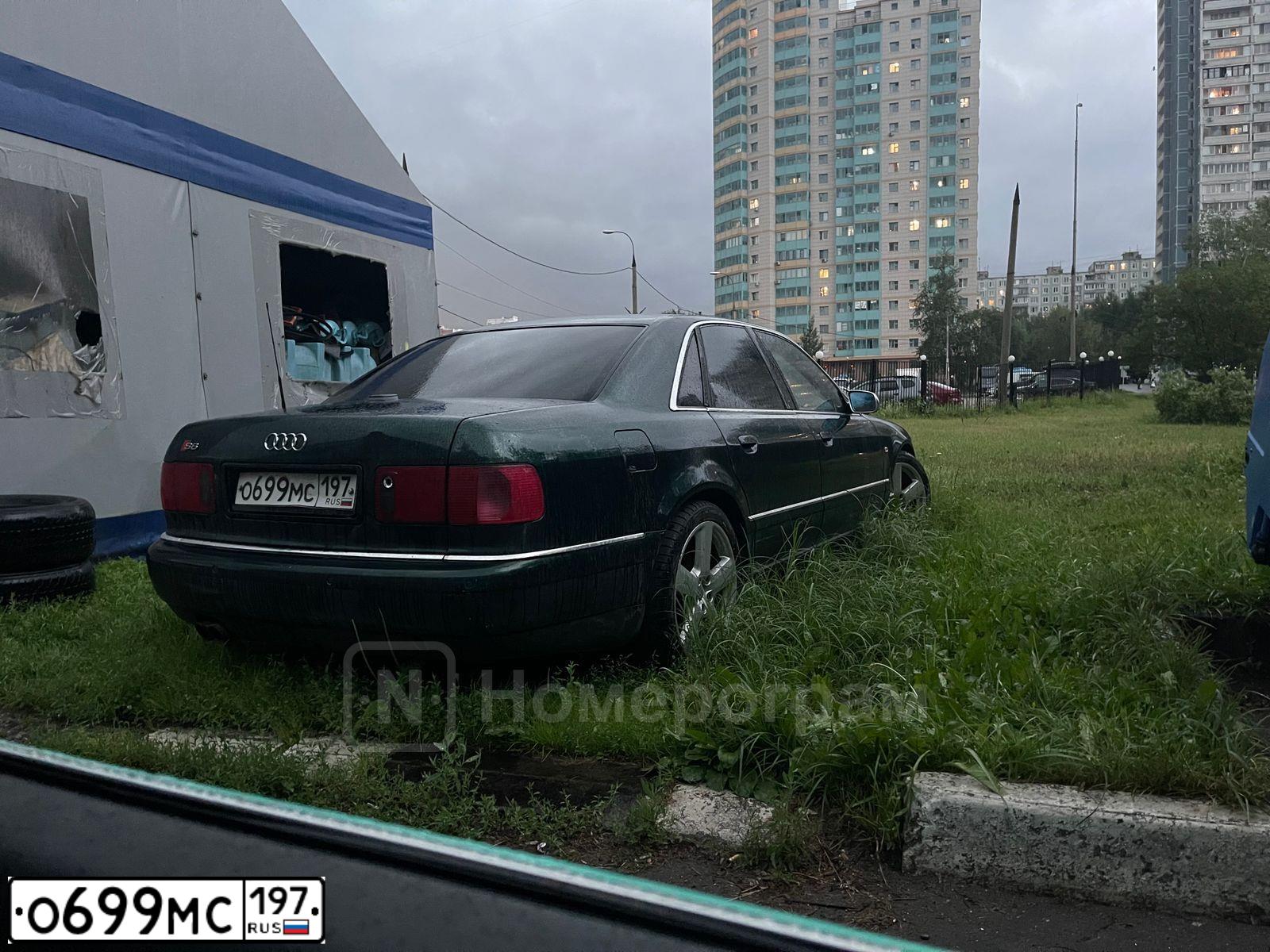 Фото автомобиля AUDI S8, 2001 — госномер Е654ЕС150. Цвет: ТЕМНО-ЗЕЛЕННЫЙ