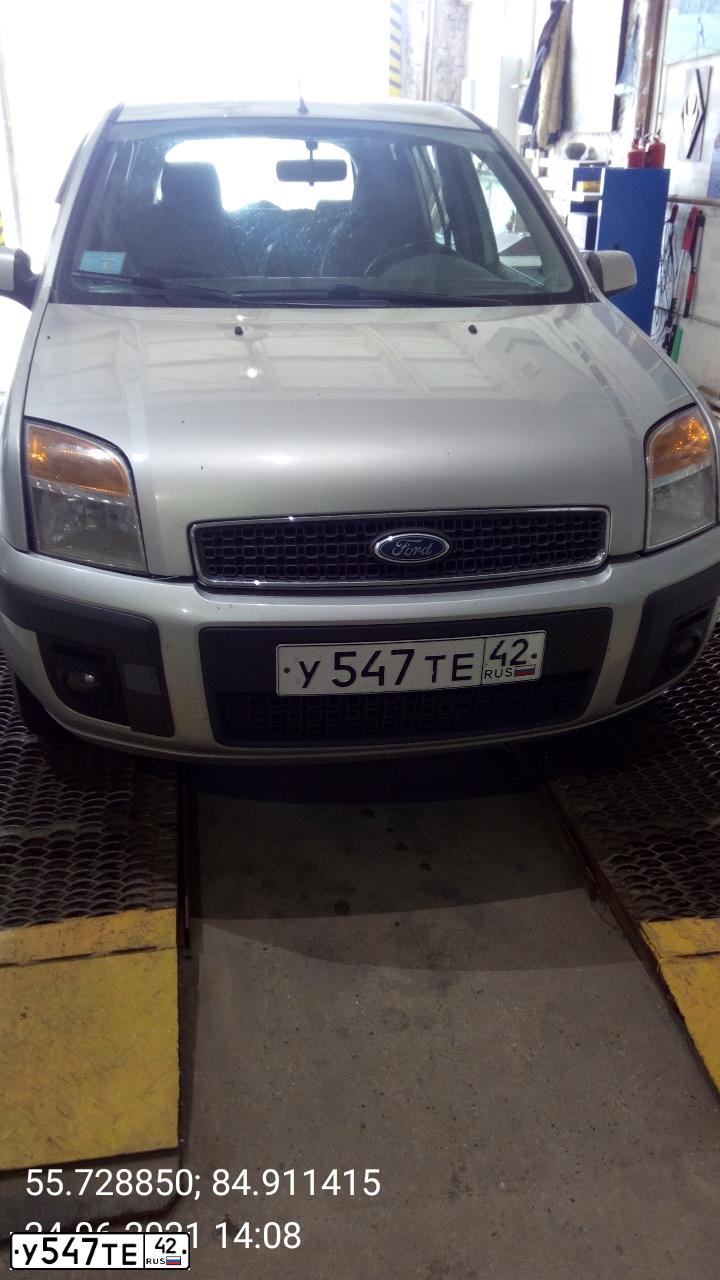 Фото автомобиля FORD FUSION, 2008 — госномер У547ТЕ42. Цвет: СЕРЕБРИСТЫЙ