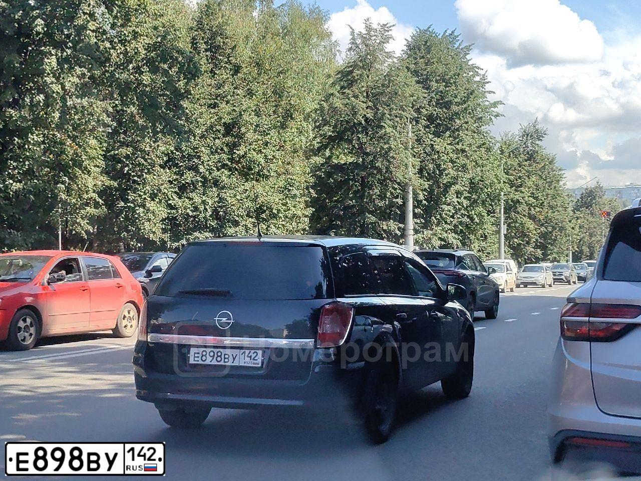 Фото автомобиля OPEL ASTRA, 2014 — госномер Е898ВУ142. Цвет: ЧЕРНЫЙ
