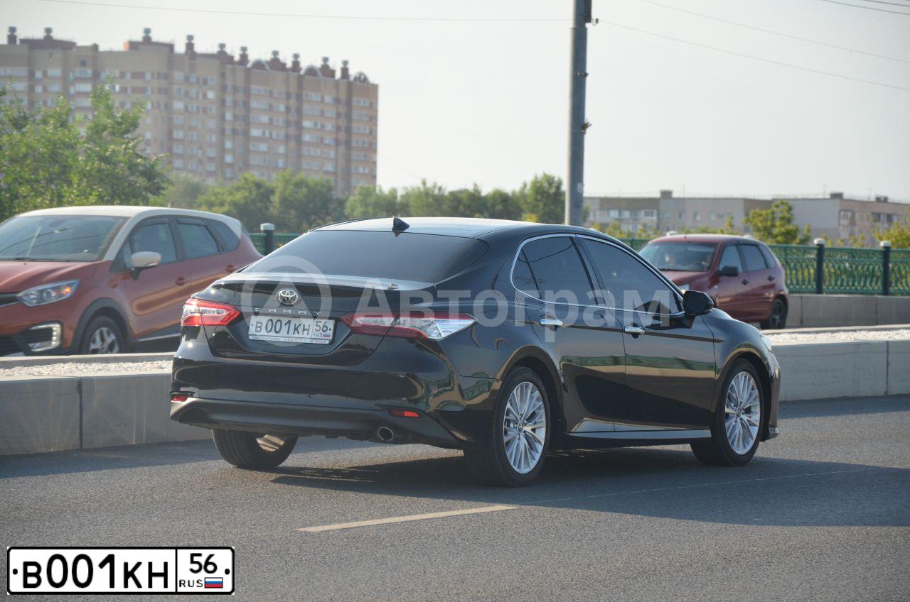Фото автомобиля TOYOTA CAMRY, 2019 — госномер Р175КМ126. Цвет: ЧЕРНЫЙ МЕТАЛИК