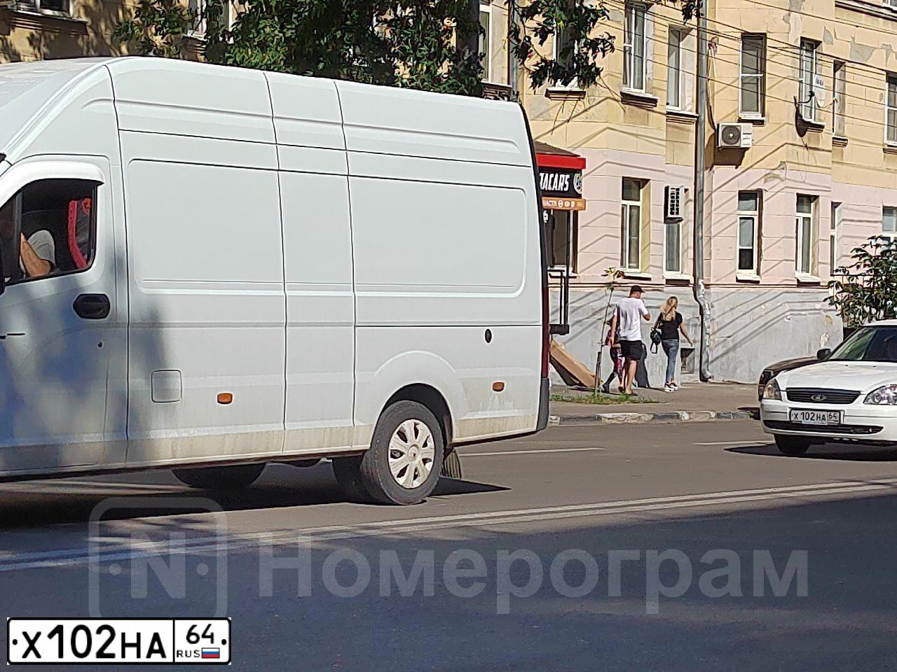 Фото автомобиля LADA 2172 PRIORA, 2011 — госномер Х102НА64. Цвет: БЕЛЫЙ