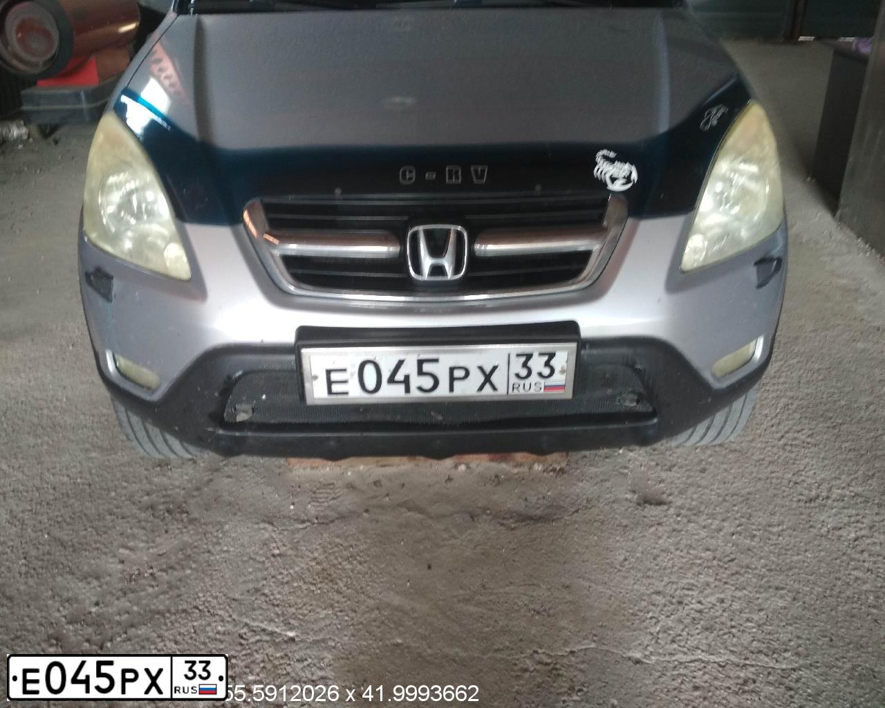 Фото автомобиля HONDA CR-V, 2004 — госномер Е045РХ33. Цвет: СВЕТЛО-СЕРЫЙ