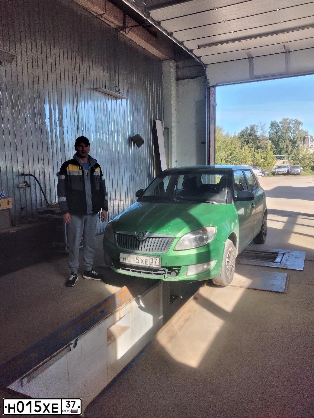 Фото автомобиля SKODA FABIA, 2012 — госномер Н015ХЕ37. Цвет: ЗЕЛЕНЫЙ