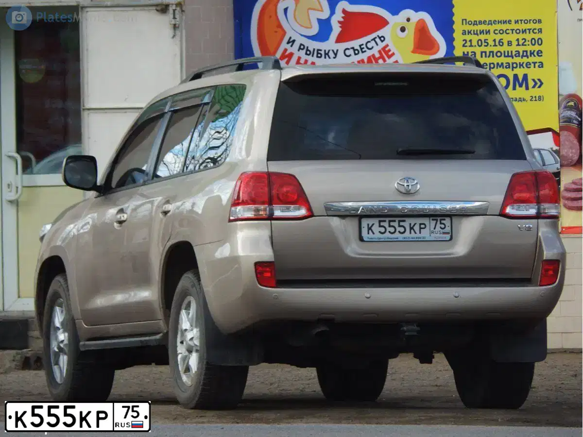 Фото автомобиля TOYOTA LAND CRUISER 200, 2019 — госномер Е200СТ124. Цвет: Белый