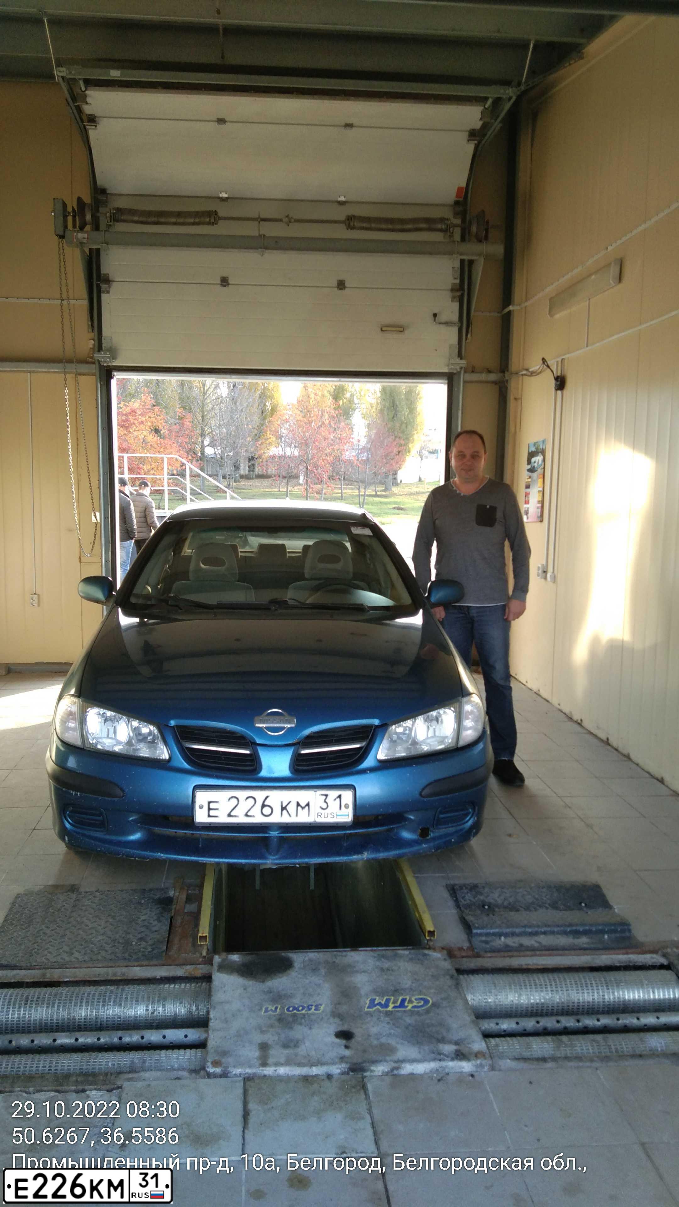 Фото автомобиля NISSAN ALMERA, 2001 — госномер Е226КМ31. Цвет: синий