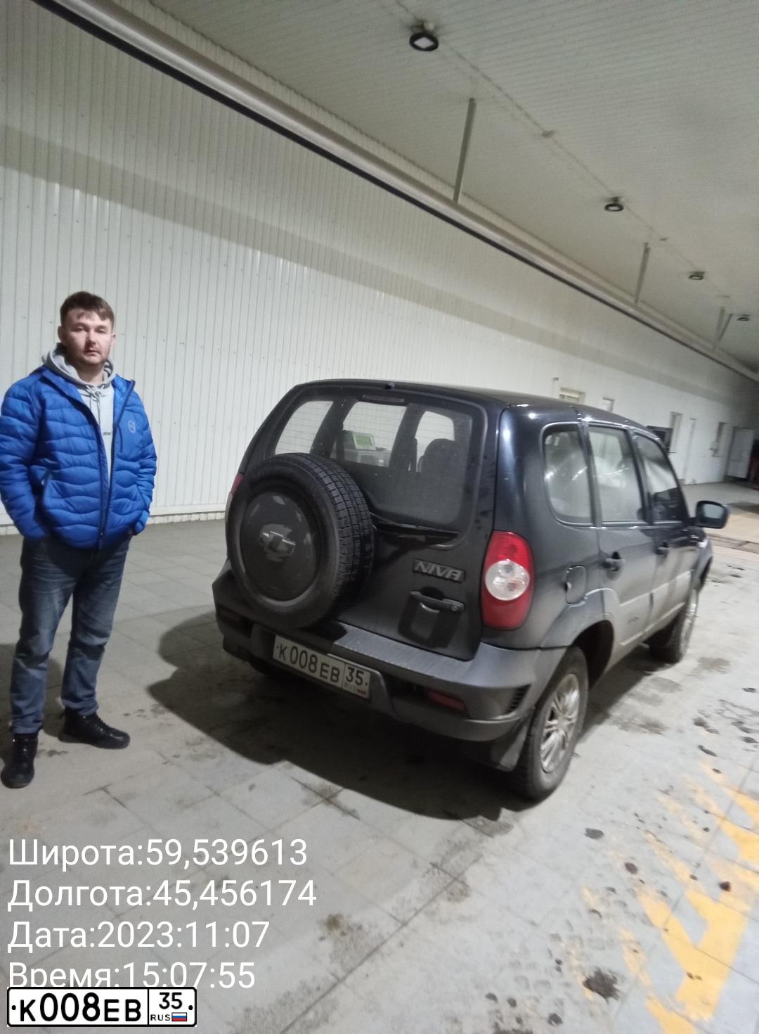 Фото автомобиля CHEVROLET NIVA, 2012 — госномер К008ЕВ35. Цвет: Черно-синий металлик