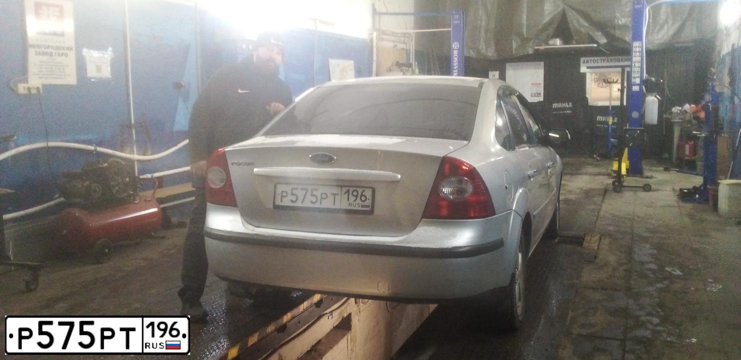 Фото автомобиля FORD FOCUS, 2007 — госномер Р575РТ196. Цвет: СВЕТЛО-СЕРЫЙ