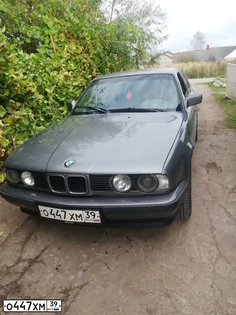 Фото автомобиля BMW SERIE 5, 1992 — госномер О447ХМ39. Цвет: СЕРЫЙ