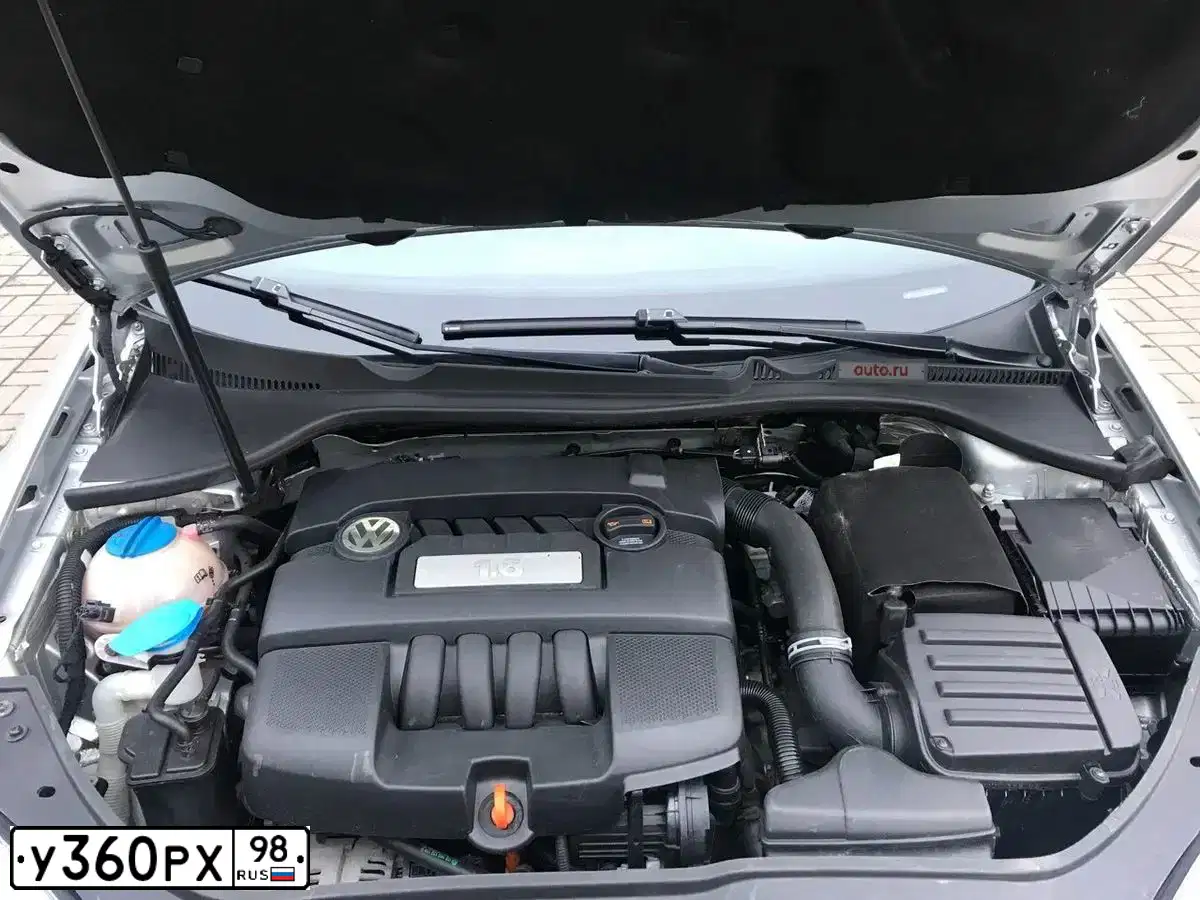 Фото автомобиля VOLKSWAGEN JETTA, 2010 — госномер Е995ОО53. Цвет: Серебристый