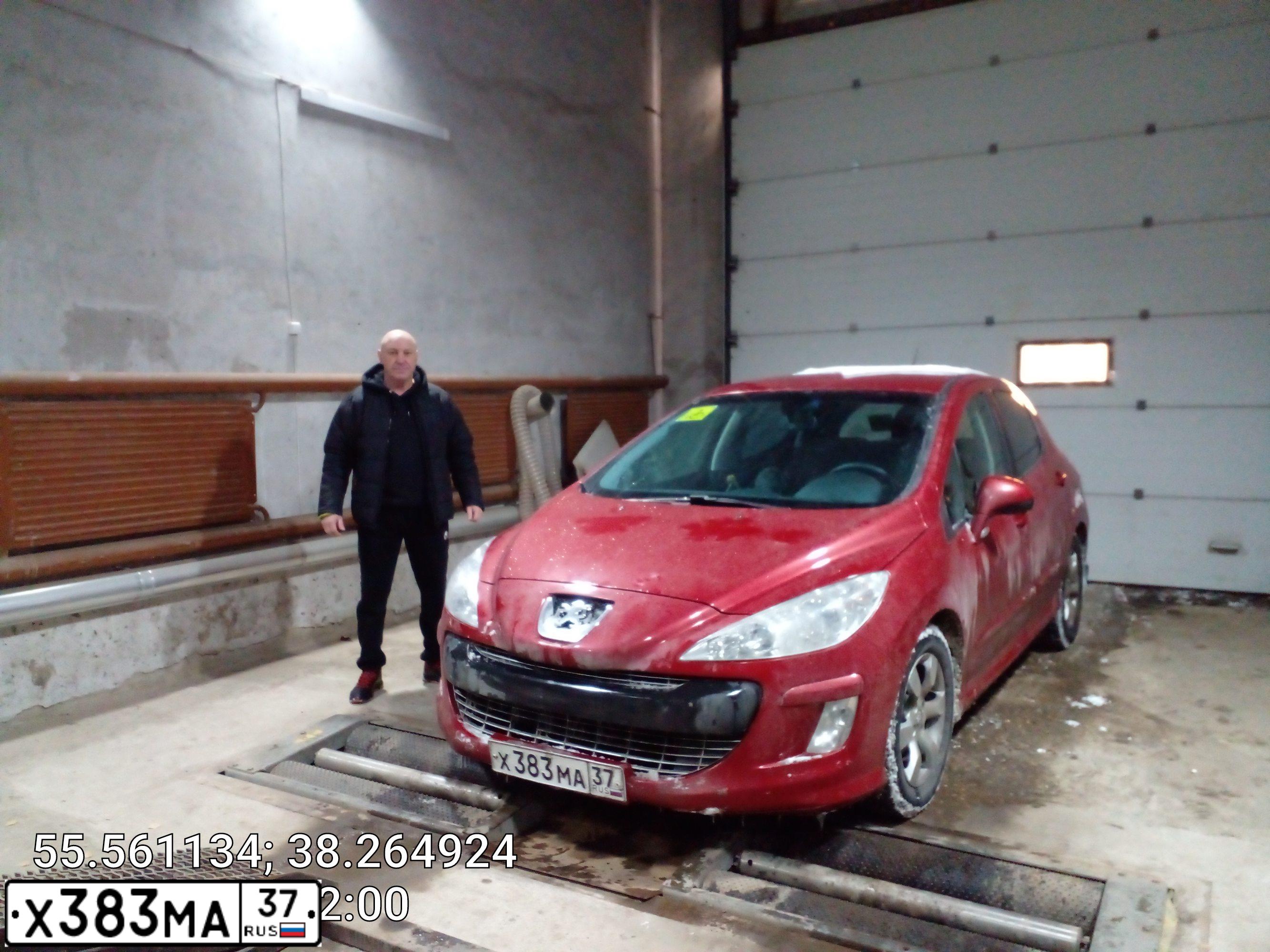 Фото автомобиля PEUGEOT 308, 2008 — госномер М246ЕУ67. Цвет: Красный