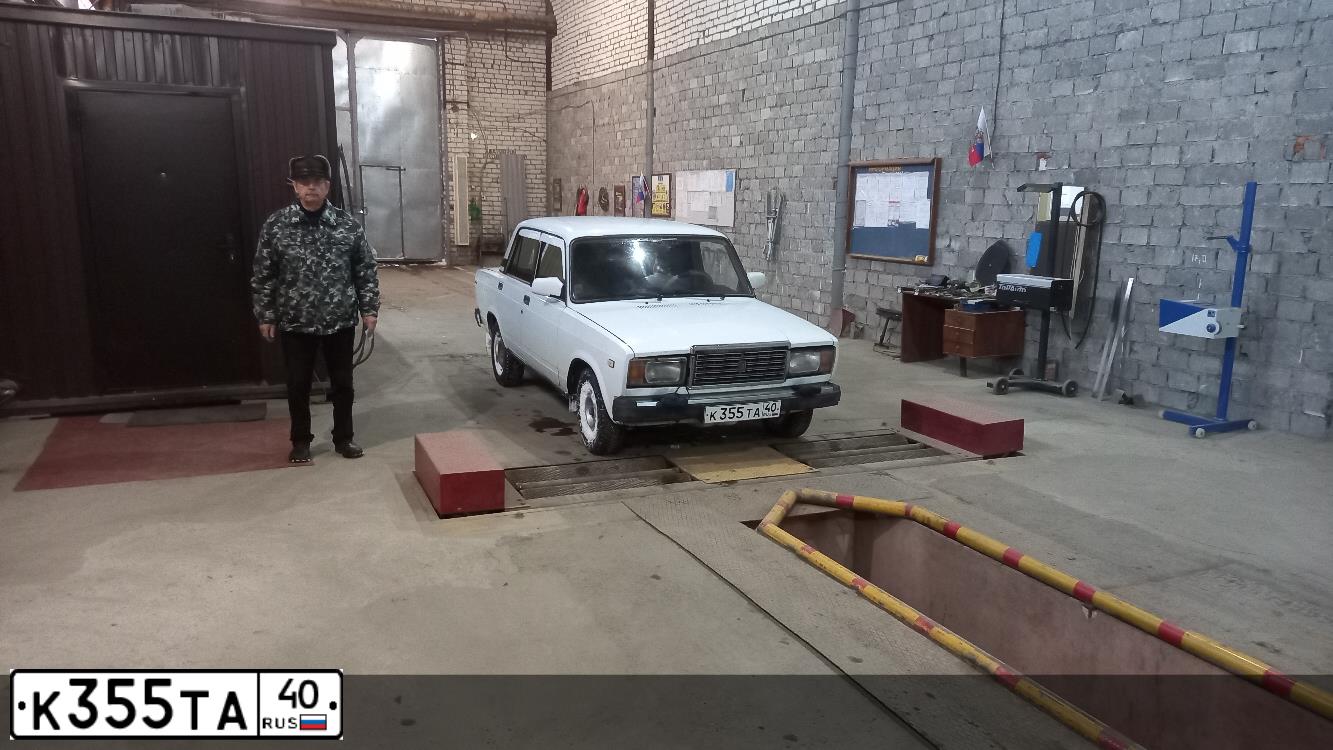 Фото автомобиля LADA 2107, 2001 — госномер Р742ВР32. Цвет: ЯРКО-БЕЛЫЙ