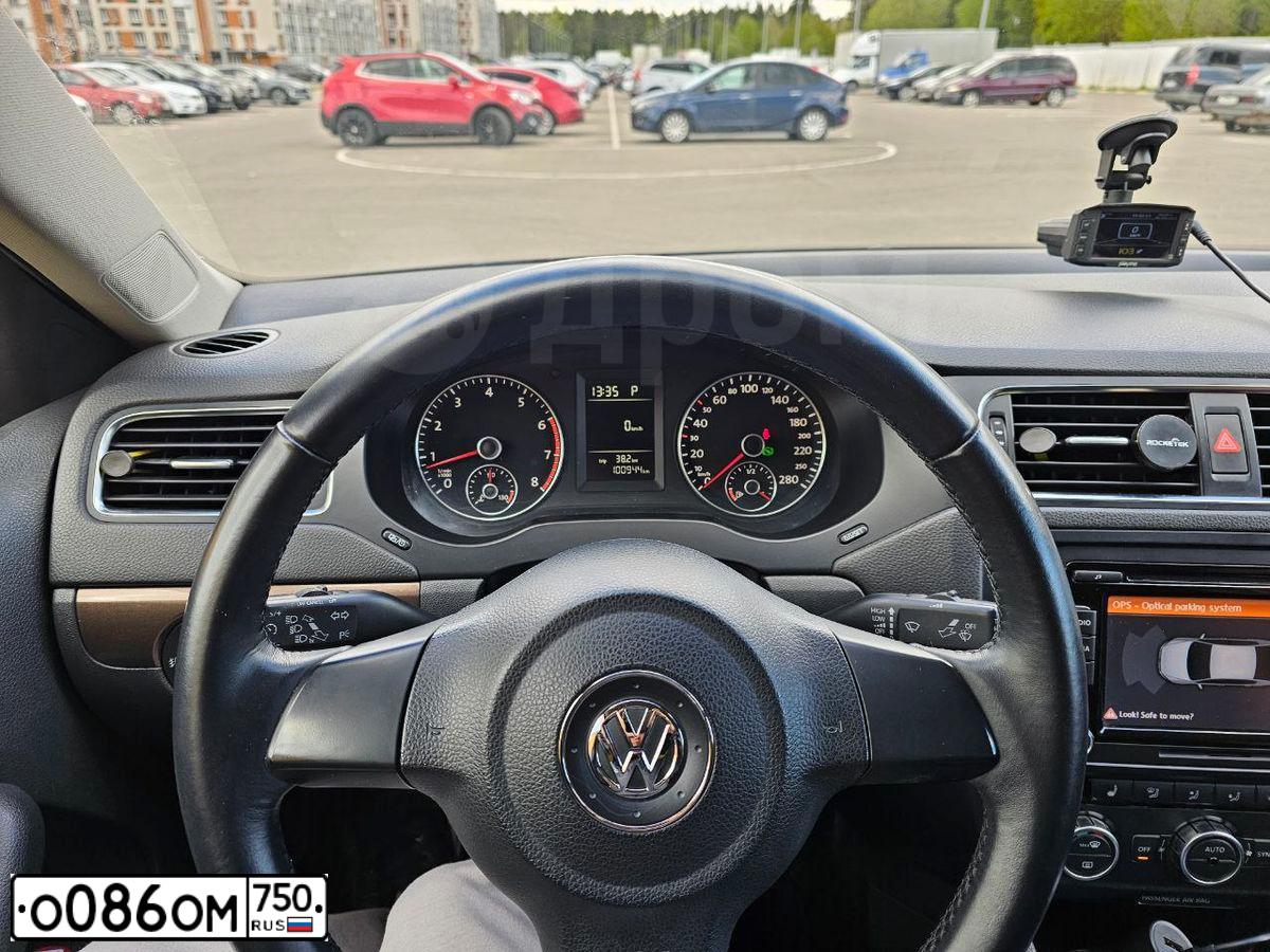 Фото автомобиля VOLKSWAGEN JETTA, 2013 — госномер О086ОМ750. Цвет: Коричневый