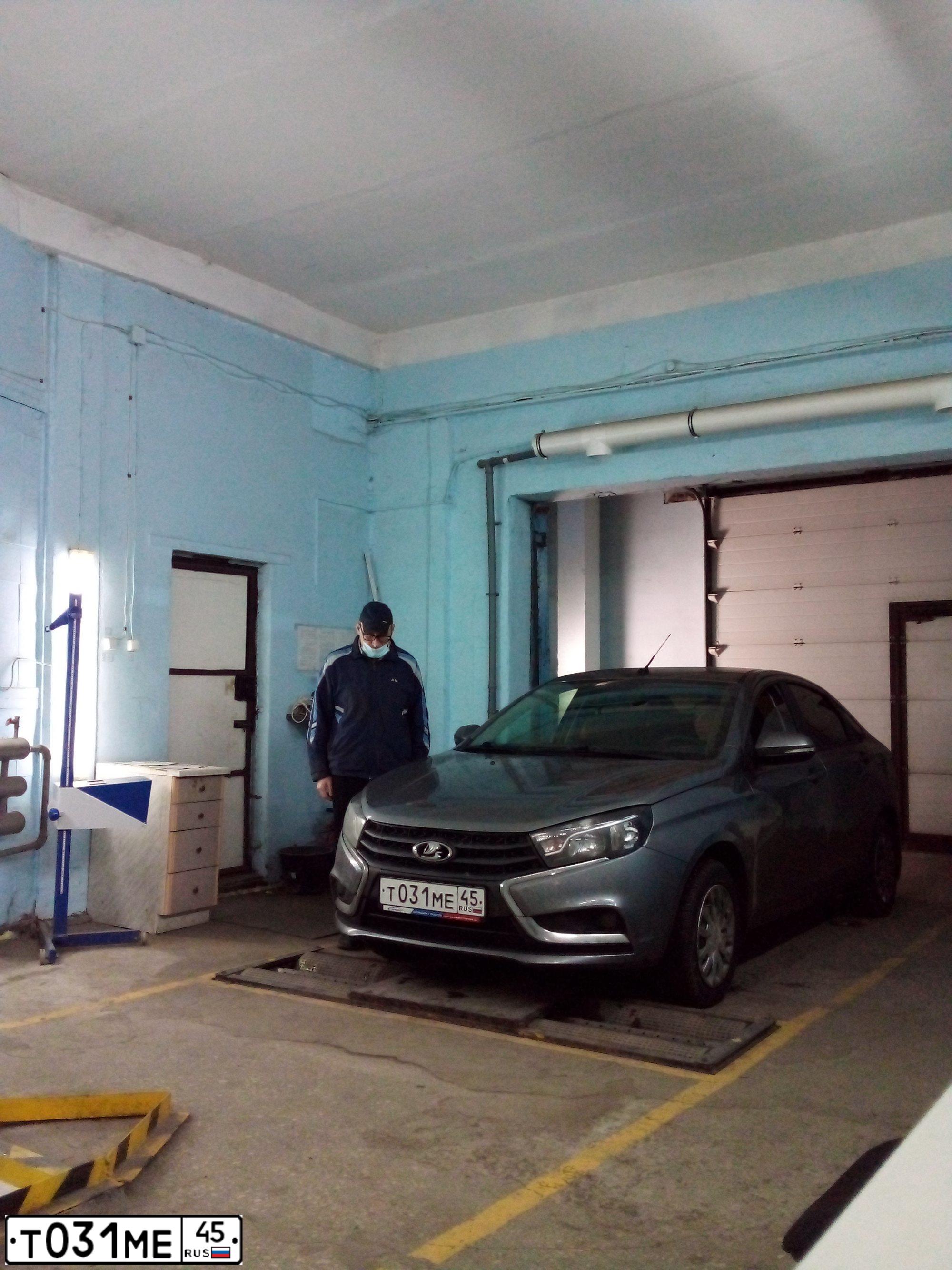 Фото автомобиля LADA VESTA, 2018 — госномер Т031МЕ45. Цвет: СЕРЫЙ