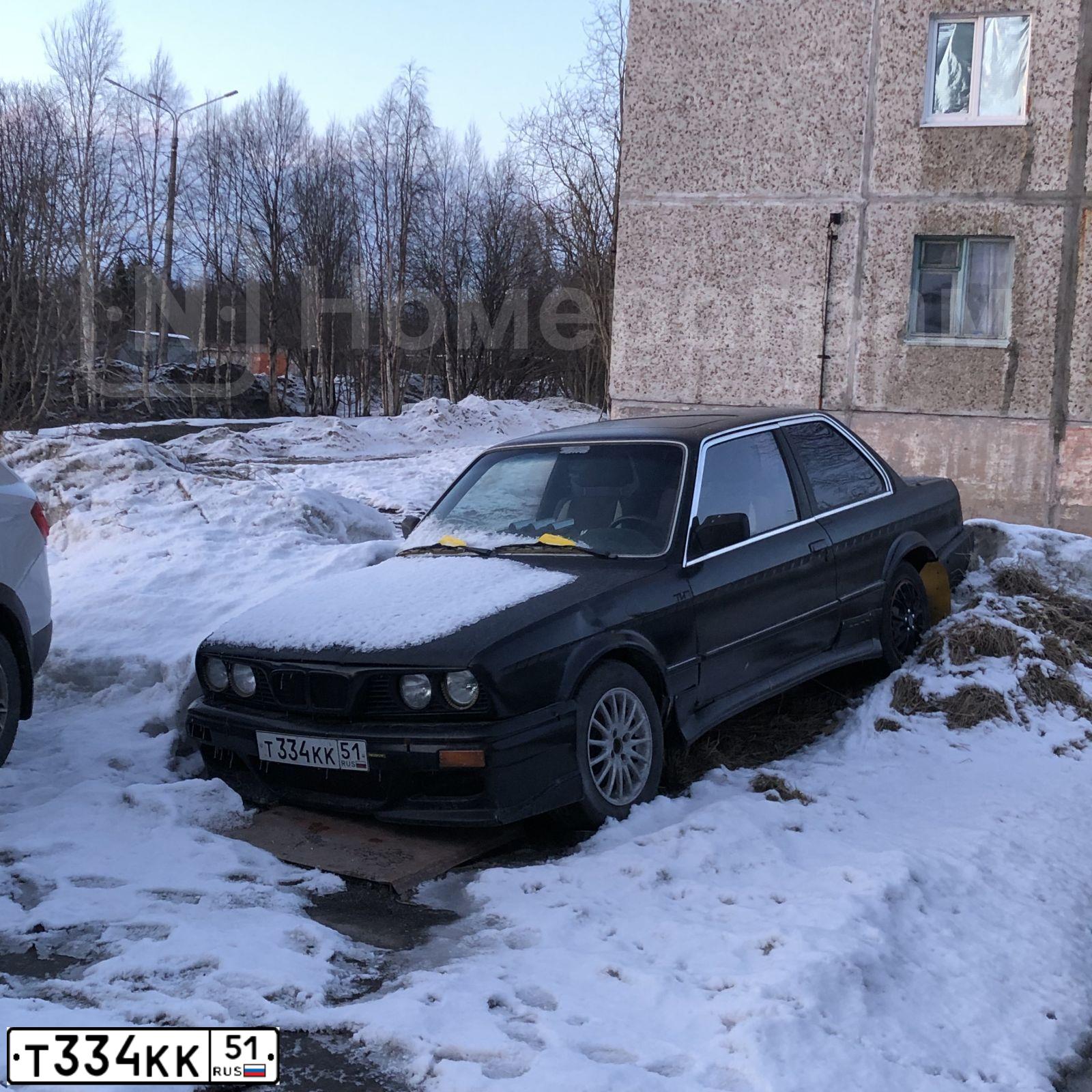 Фото автомобиля BMW SERIE 3, 1983 — госномер Т334КК51. Цвет: ЧЕРНО-ЖЕЛТЫЙ