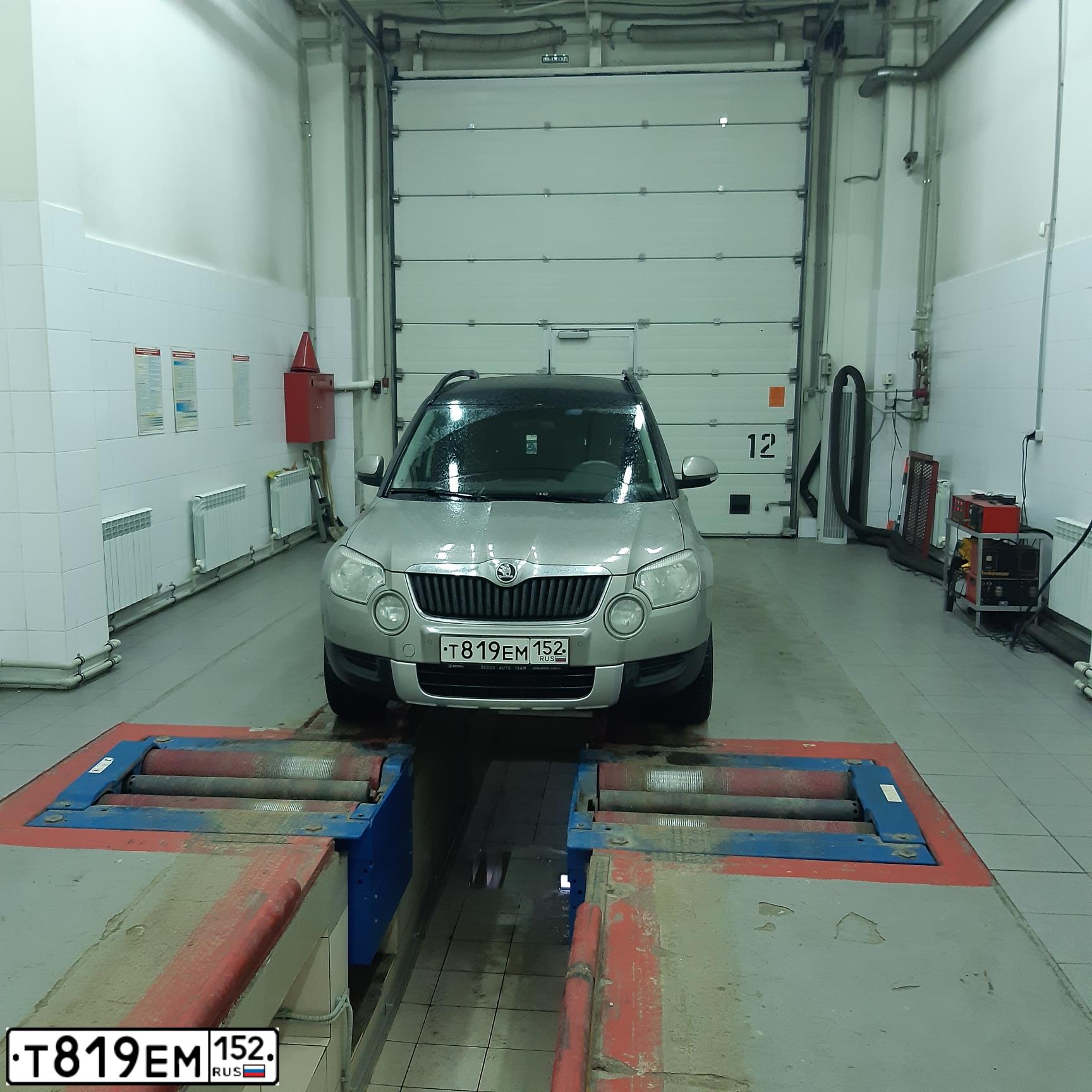 Фото автомобиля SKODA YETI, 2011 — госномер Т819ЕМ152. Цвет: СЕРЫЙ