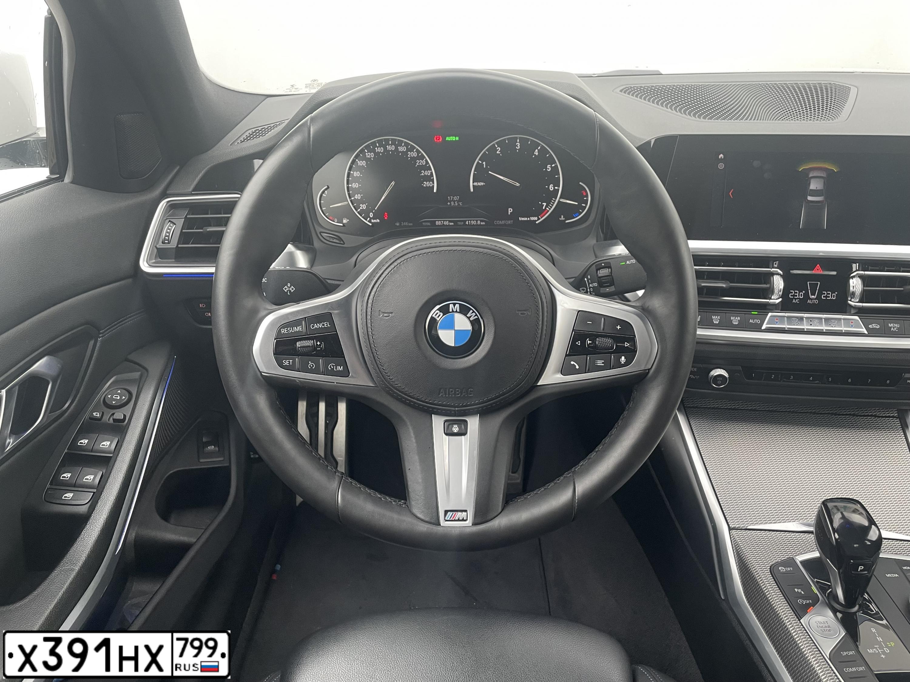 Фото автомобиля BMW 330, 2019 — госномер О618РУ154. Цвет: Белый